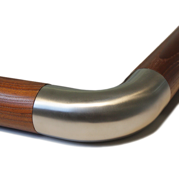 Coude à 90° en acier inoxydable monté en raccord d'angle entre deux mains courantes rondes en bois foncé