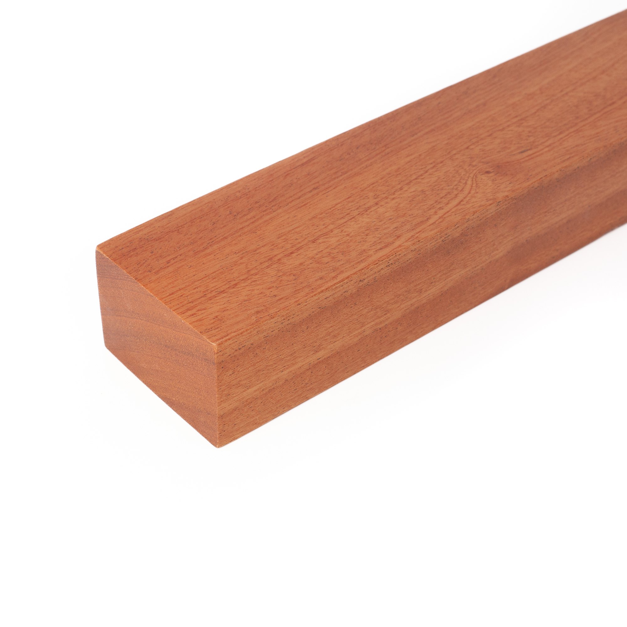 Main courante rectangulaire en merisier à extrémité droite, détourée, bois rougeâtre au veinage fin, vue oblique de face