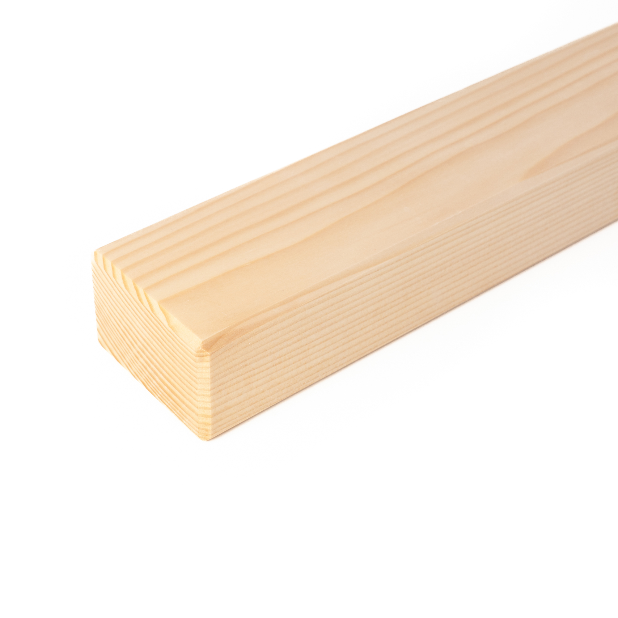 Main courante rectangulaire en épicéa, gros plan de l'extrémité aux arêtes chanfreinées, épicéa naturel sur fond blanc