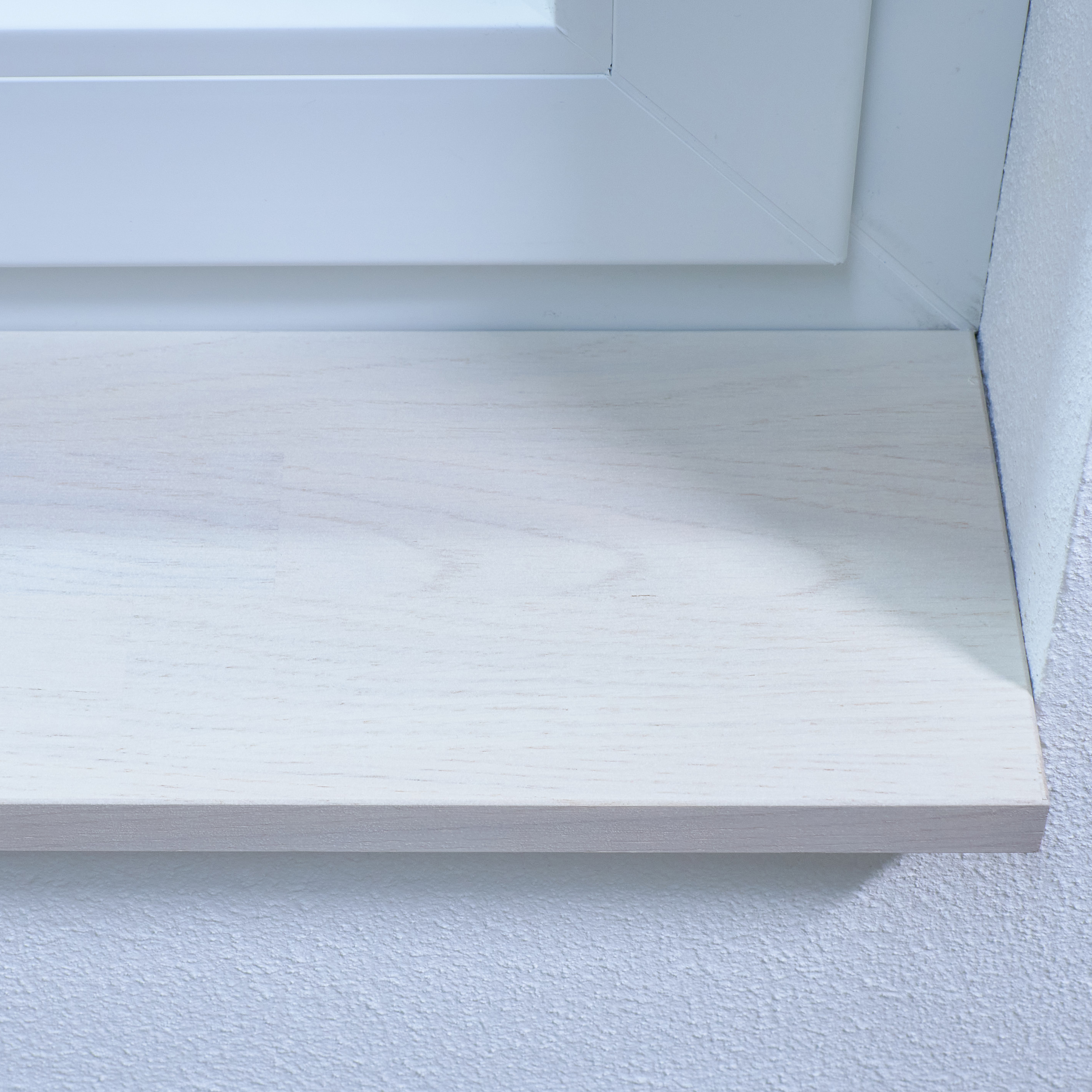 Appui de fenêtre en chêne teinté blanc, abouté, gros plan du chant avant avec veinage visible par transparence