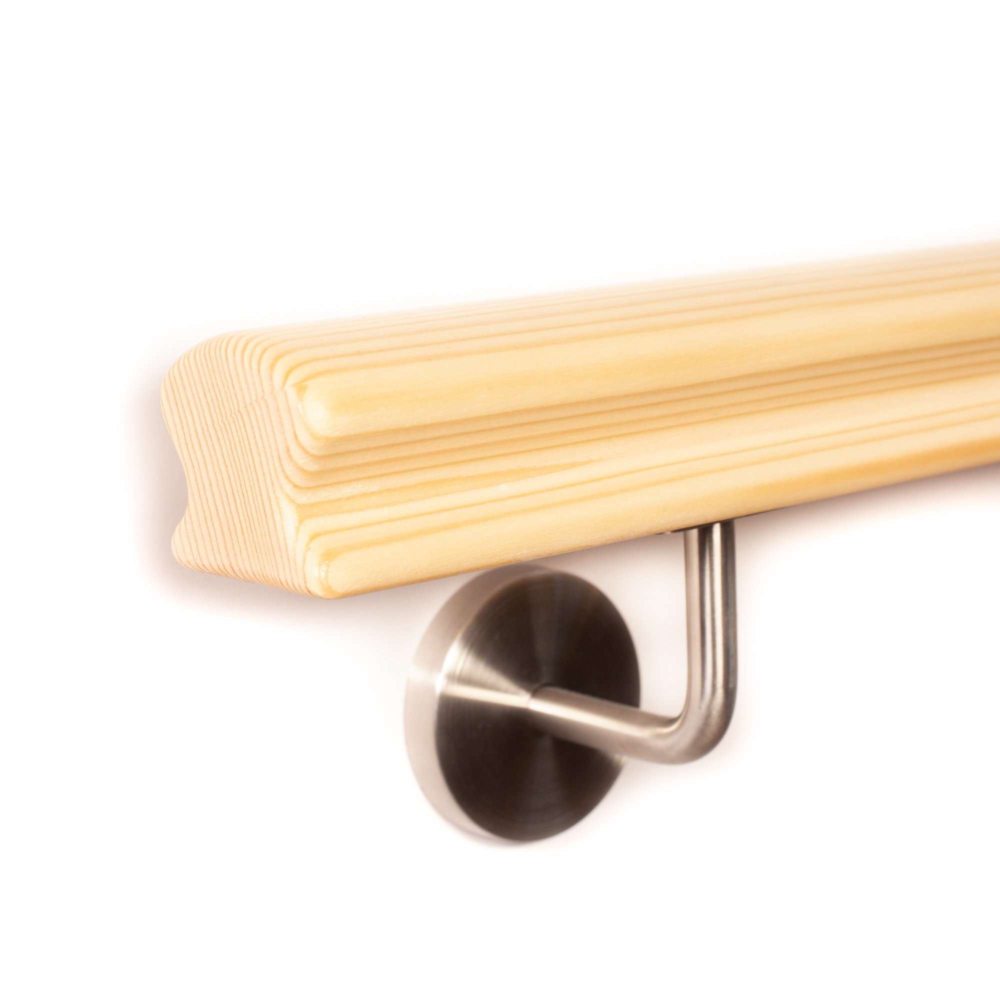 Main courante Omega en épicéa à extrémité arrondie sur support mural inox avec rosace, vue latérale sur fond blanc