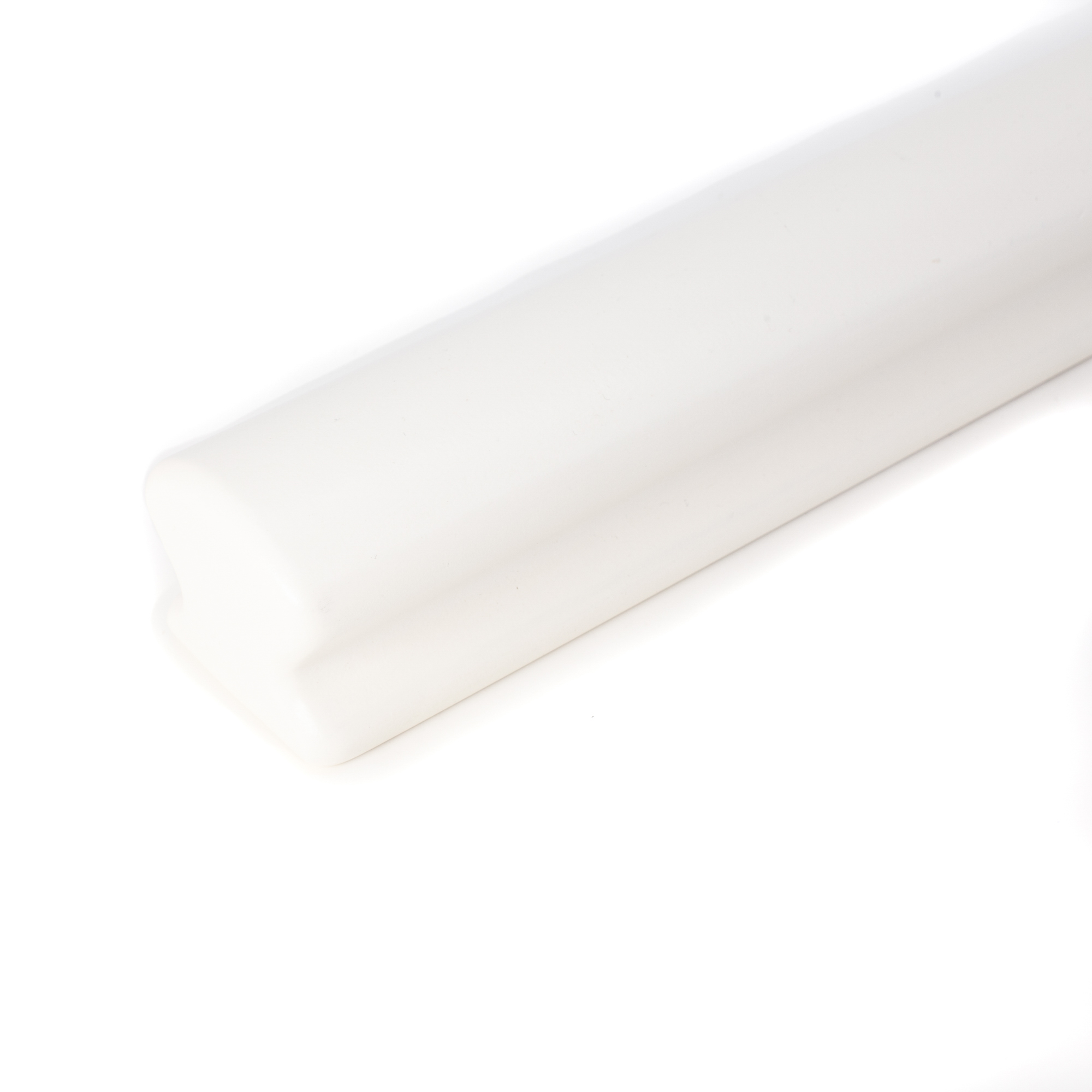 Main courante Omega en hêtre laqué blanc, extrémité arrondie en rayon, gros plan du profil sans support, fond blanc