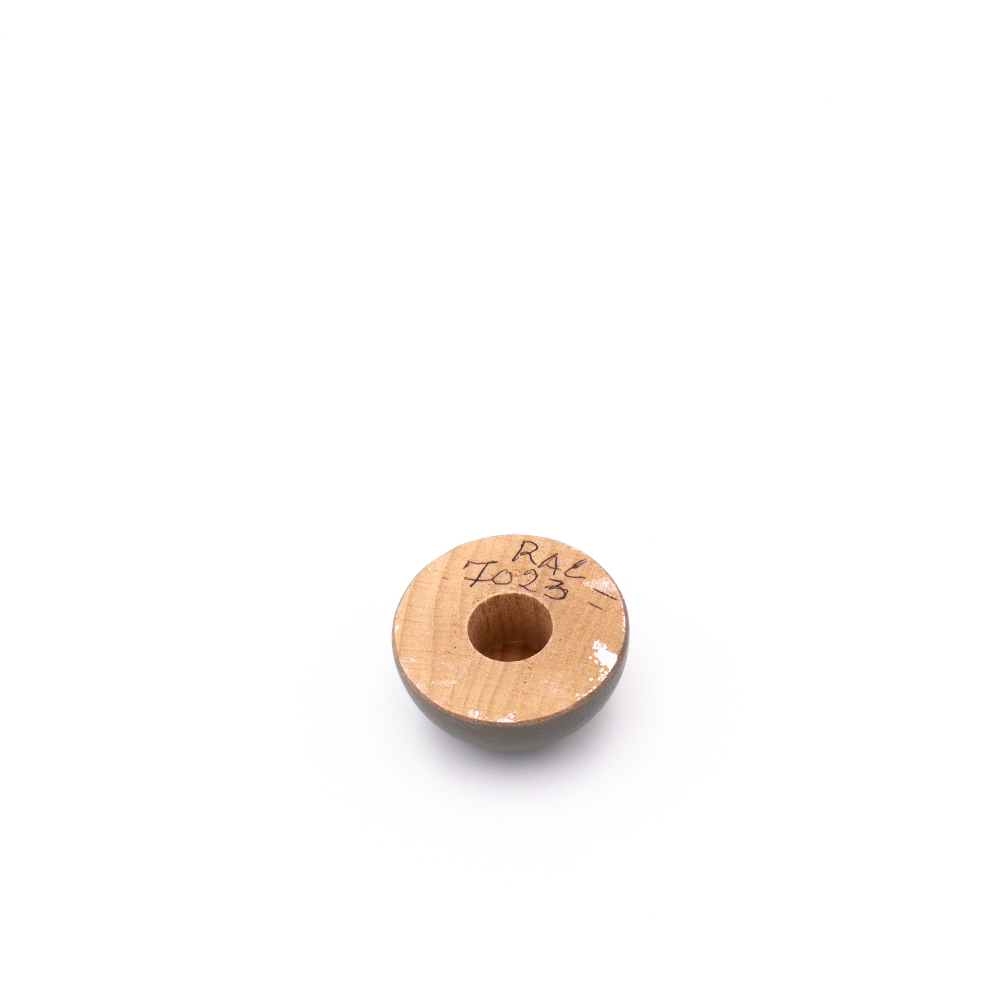 Embout en hêtre laqué gris RAL 7023, face arrière percée, pour main courante en bois Ø 40 à 50 mm, détouré