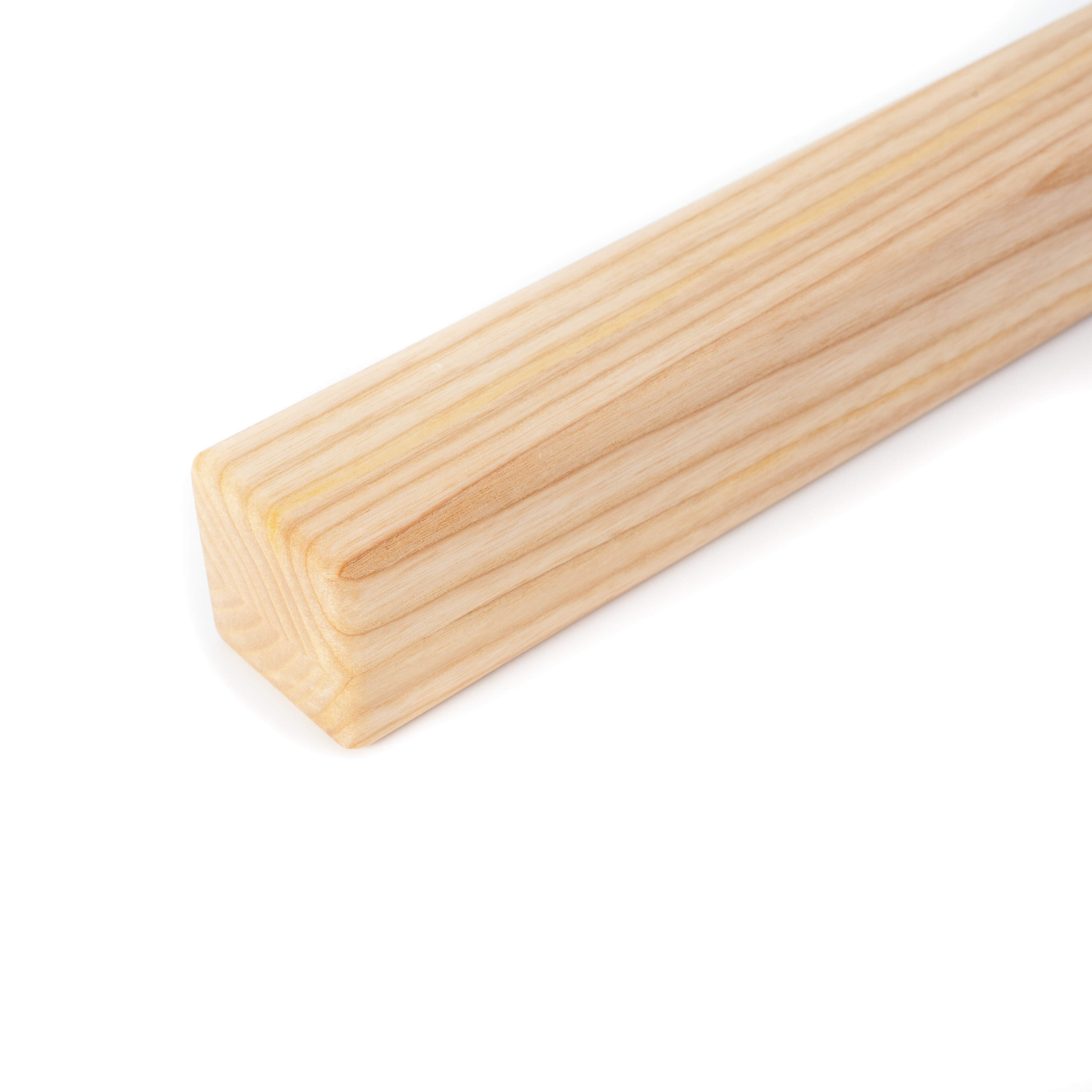 Main courante carrée en frêne, gros plan de l'extrémité avec rayon et arêtes arrondies, frêne naturel sur fond blanc