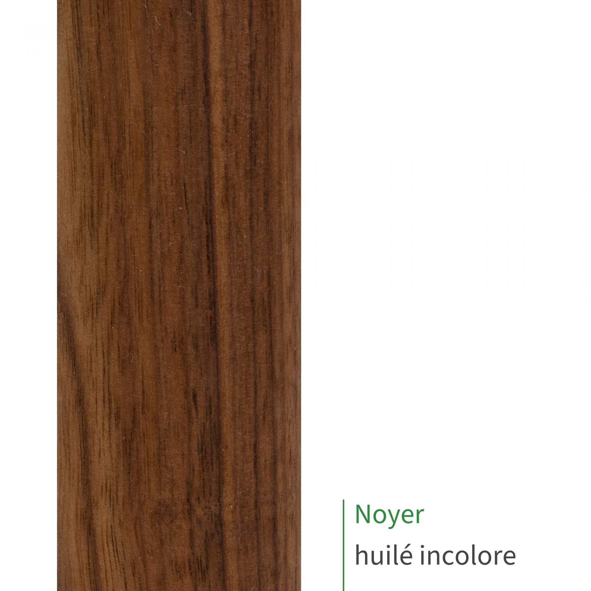 Main courante en noyer huilé incolore : gros plan sur le bois brun foncé et son veinage marqué, mention Noyer huilé incolore