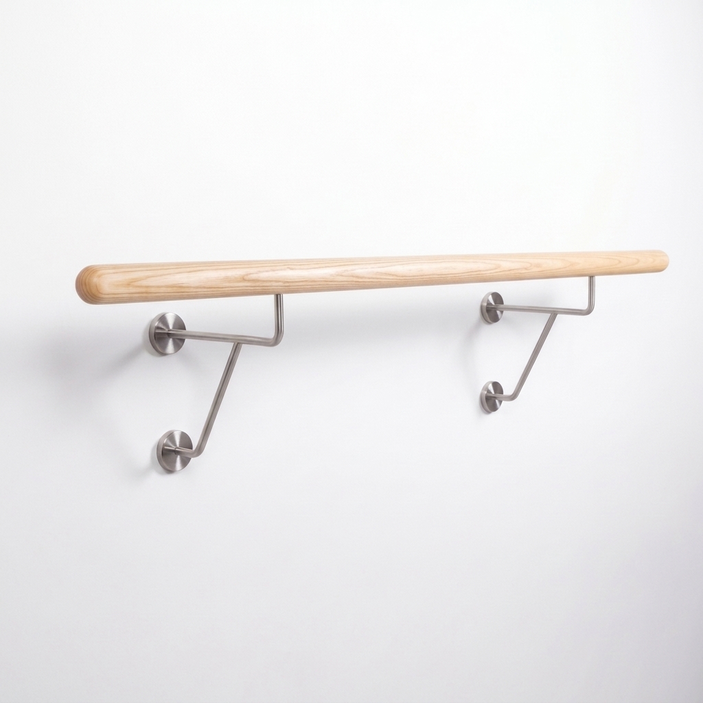 Barre de ballet ronde en frêne avec deux doubles supports muraux inox, bois clair veiné, détourée