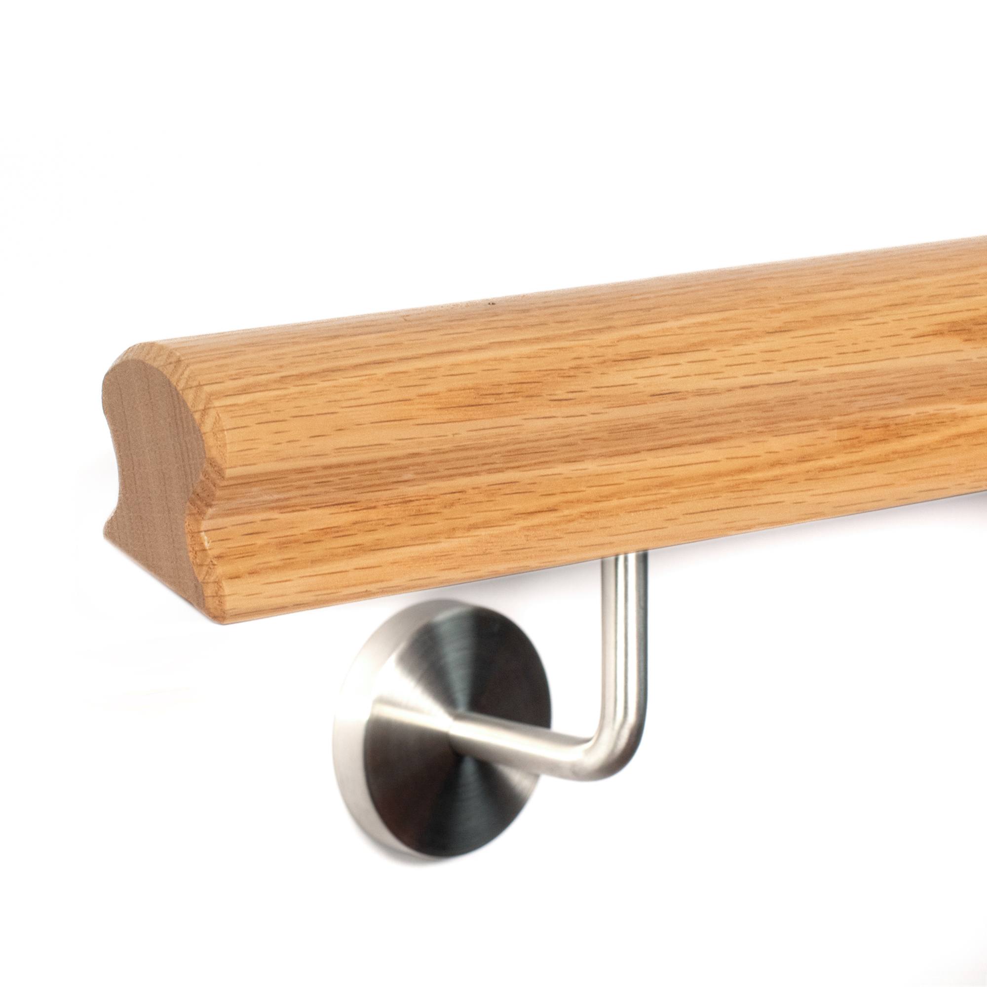 Main courante Omega en chêne rouge avec support inox, profil Omega à creux de préhension, détourée sur fond blanc