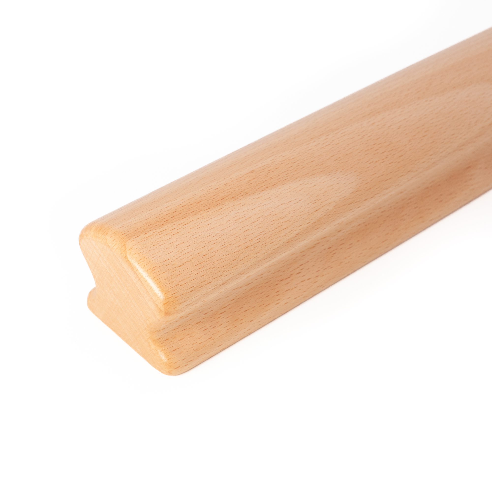 Main courante Omega en hêtre naturel, extrémité arrondie en rayon, gros plan du profil avec gorge, fond blanc