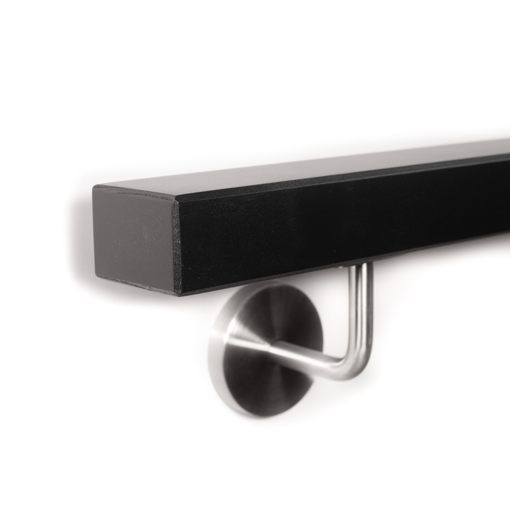 Main courante rectangulaire en hêtre noir posée à plat avec support inox, extrémité chanfreinée sur les arêtes