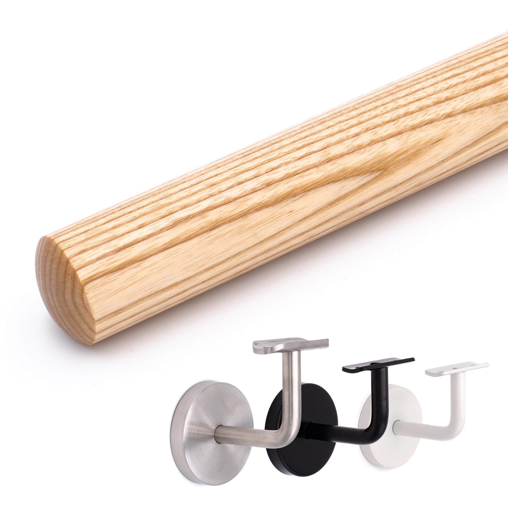 Main courante ronde en frêne : main courante en bois ronde en frêne naturel, à côté supports en inox, noir et blanc