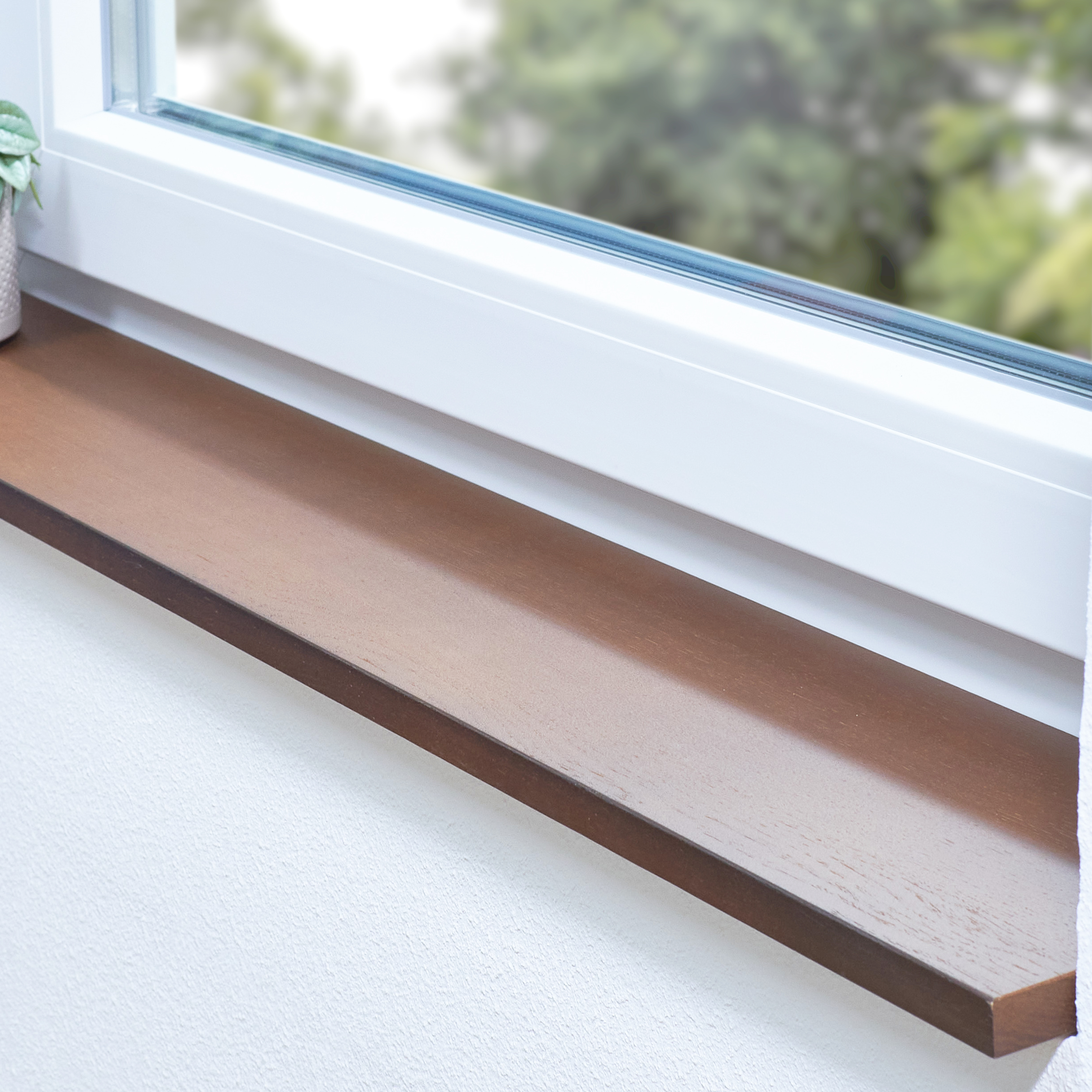 Appui de fenêtre en chêne teinté brun sur mesure, appui brun en bois massif dans une niche devant une fenêtre blanche