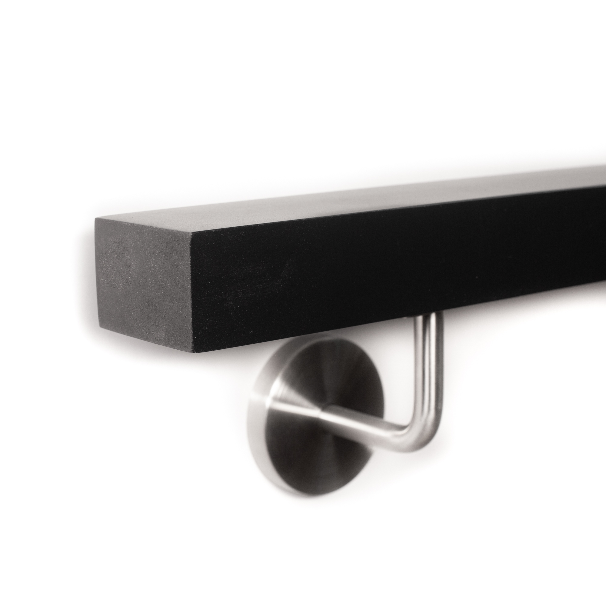 Main courante rectangulaire en hêtre noir posée à plat avec support inox, extrémité droite, arêtes vives