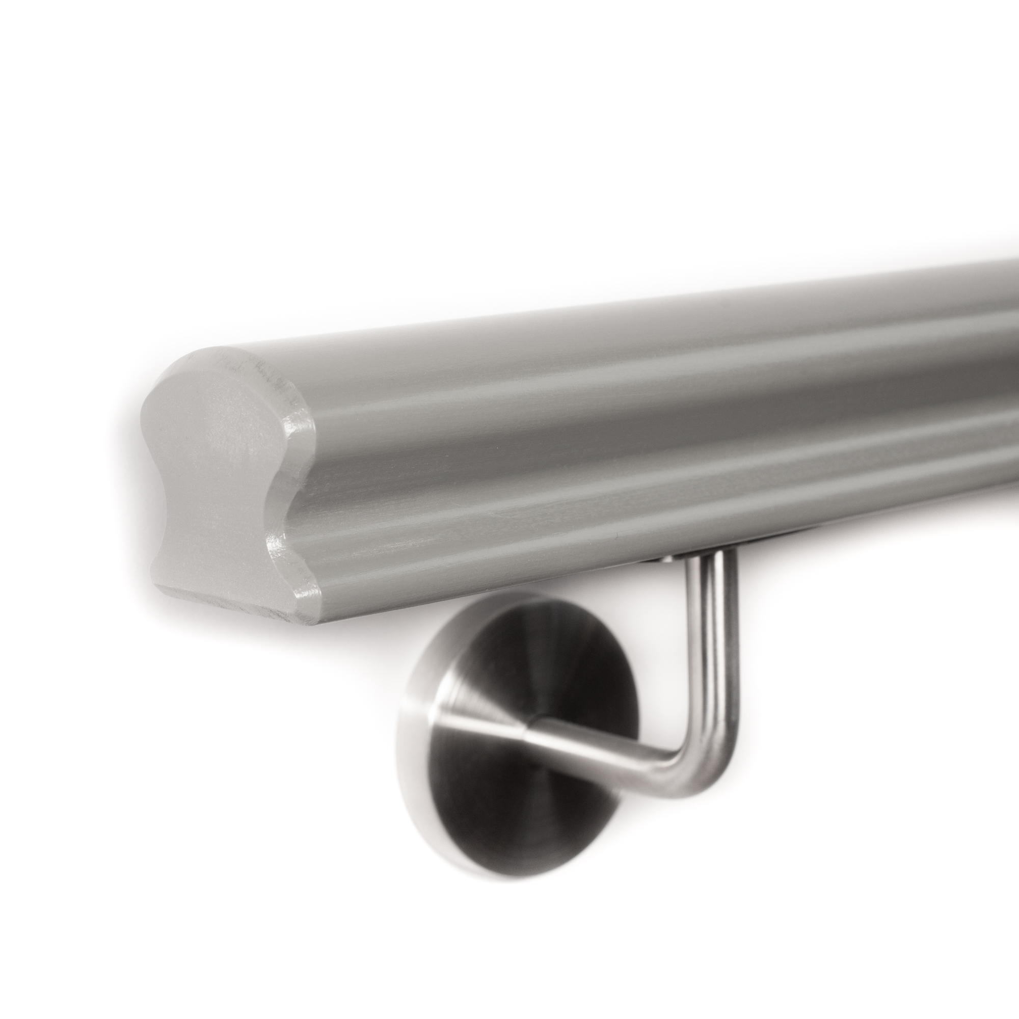 Main courante Omega en hêtre laquée gris, extrémité avec chanfrein de 3 mm, support de main courante inox sur mur blanc