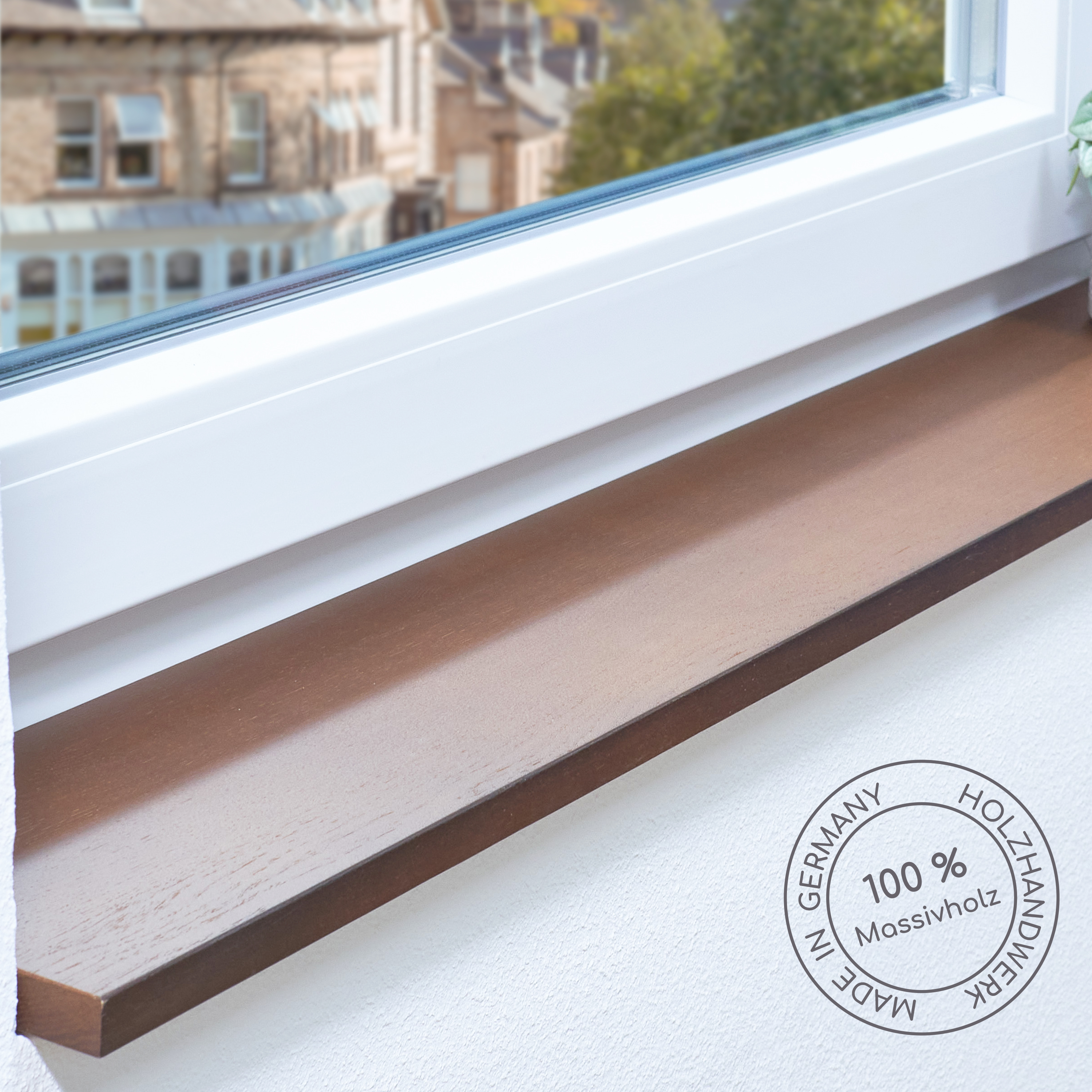 Appui de fenêtre en bois massif marron avec label « Made in Germany 100 % Massivholz Holzhandwerk », vue sur la ville