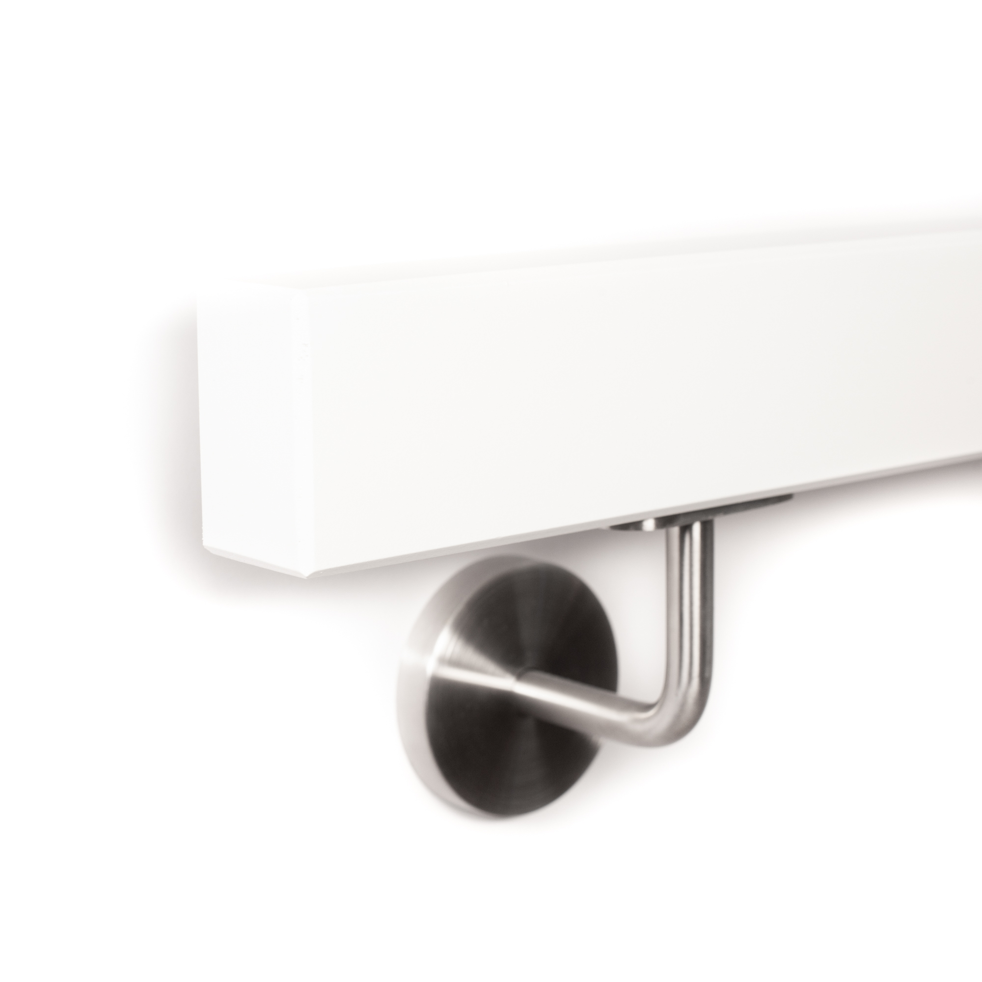 Main courante rectangulaire en hêtre blanc posée sur chant avec support inox, extrémité chanfreinée sur les arêtes