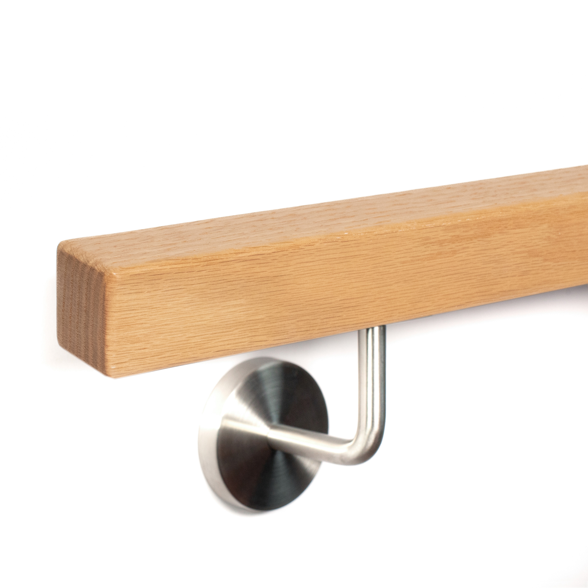 Main courante carrée en chêne rouge avec support inox, détourée en biais de face, chêne clair veiné