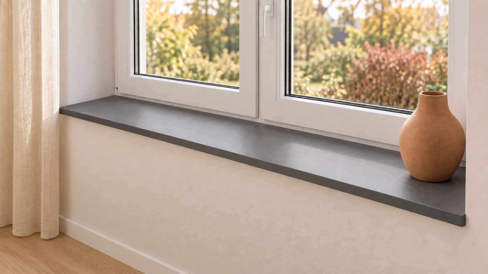 Appui de fenêtre aspect pierre foncé, anthracite, en mélaminé sous fenêtre blanche avec vase en terre cuite et rideau