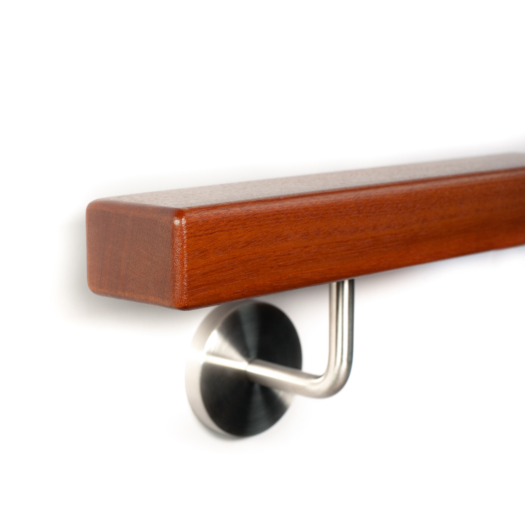 Main courante rectangulaire en acajou aux arêtes arrondies en extrémité et support mural inox, bois brun rouge