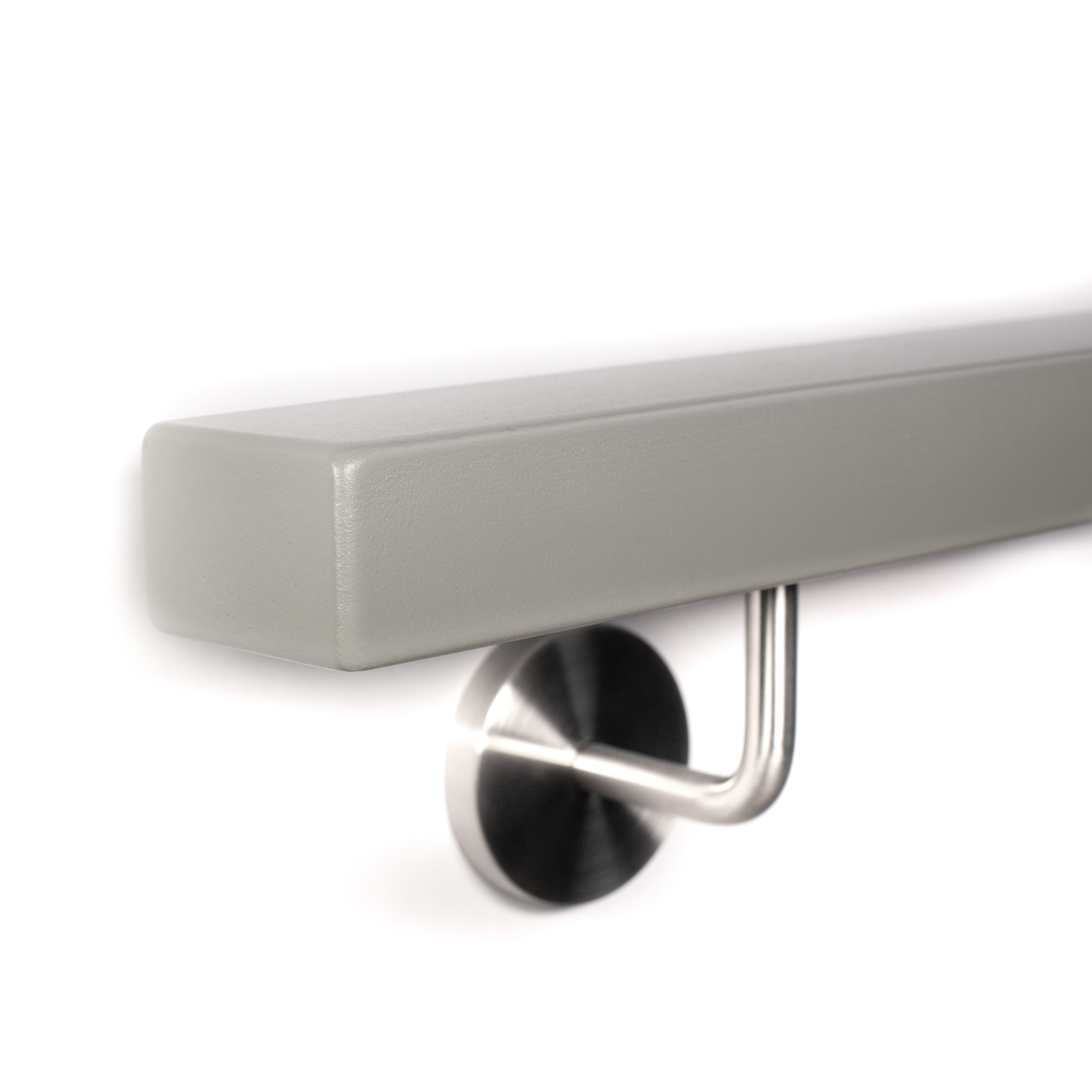 Main courante rectangulaire en hêtre gris posée à plat avec support inox, extrémité en rayon, arêtes arrondies