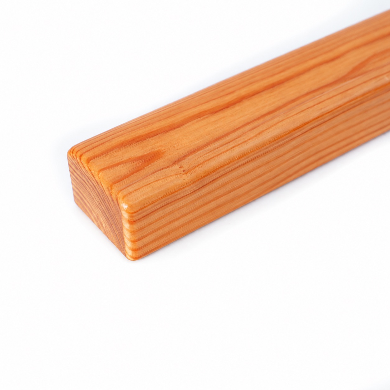 Main courante rectangulaire en mélèze détourée sans support, arêtes légèrement arrondies en extrémité, veinage rougeâtre