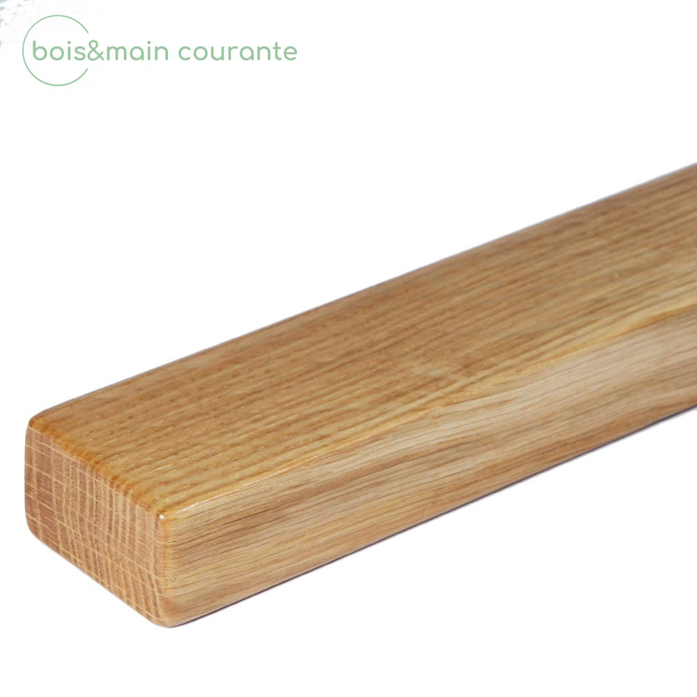 Main courante rectangulaire en chêne aux arêtes arrondies : extrémité droite et veinage du bois clair sur fond blanc