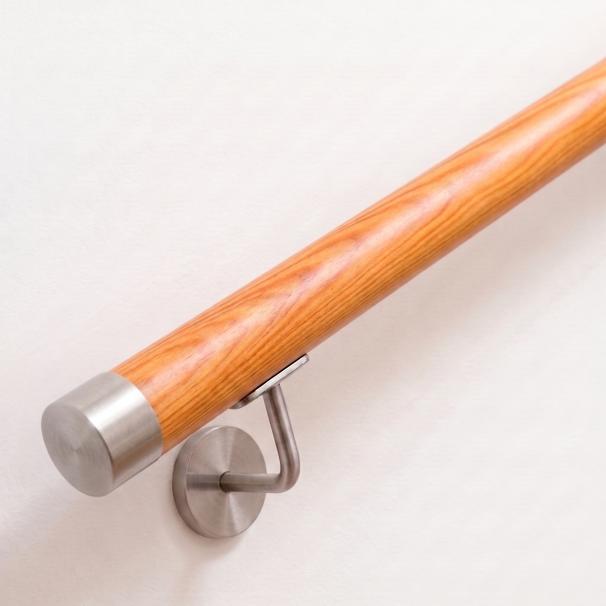 Main courante ronde en mélèze avec pièces en acier inoxydable, Ø 42 mm | escalier, garde-corps, mur | sur mesure
