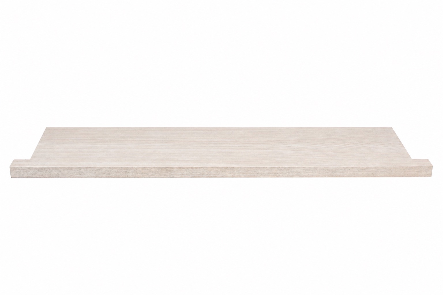 Appui de fenêtre de rénovation en hêtre teinté blanc, bois massif, vue de face avec embouts latéraux sur fond blanc
