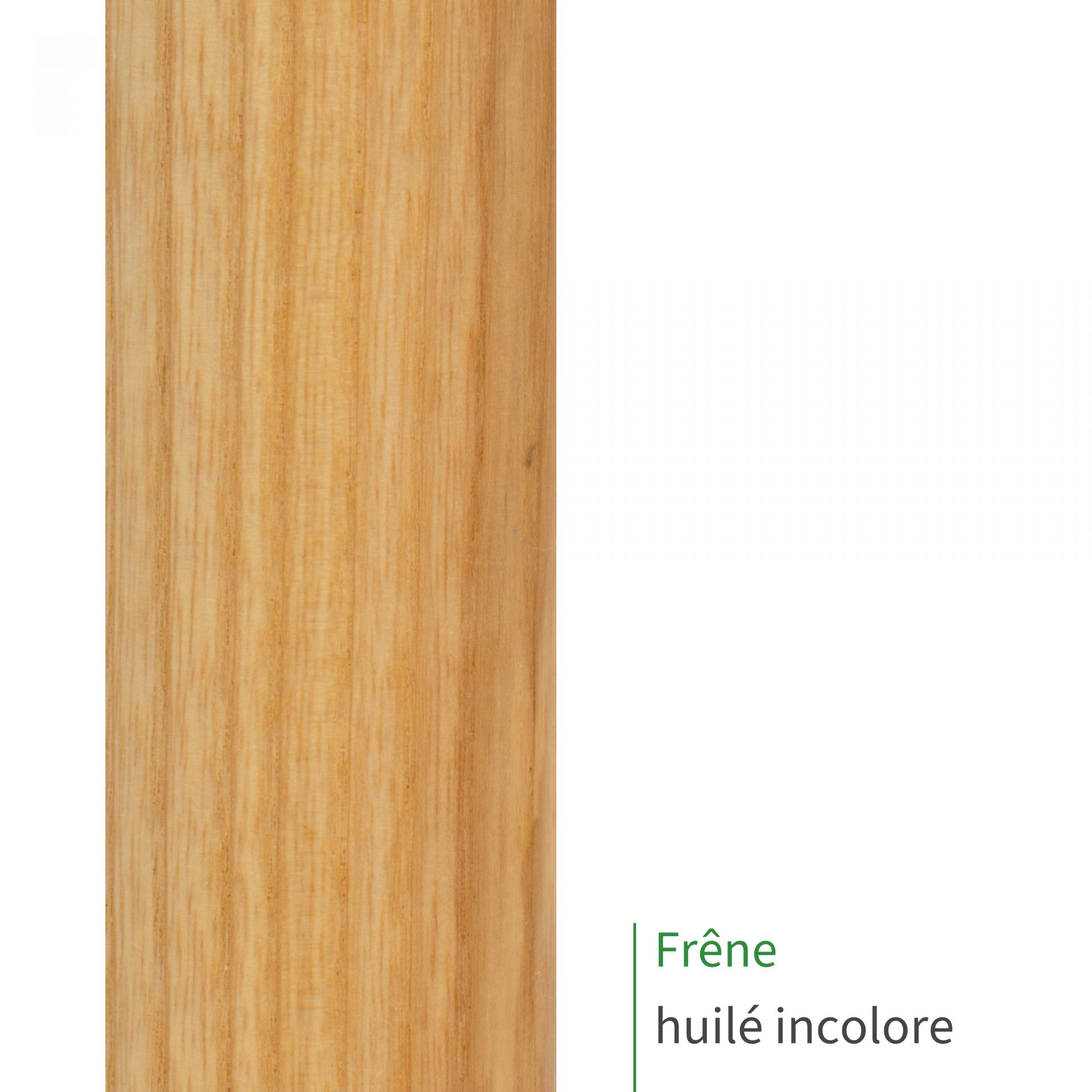 Main courante en frêne huilé incolore : gros plan sur le bois doré et son veinage prononcé, mention Frêne huilé incolore