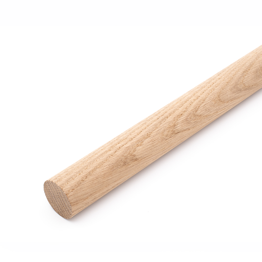 Barre ronde en chêne, bois rond au veinage de chêne prononcé, vue en biais avec face en bout sur fond blanc