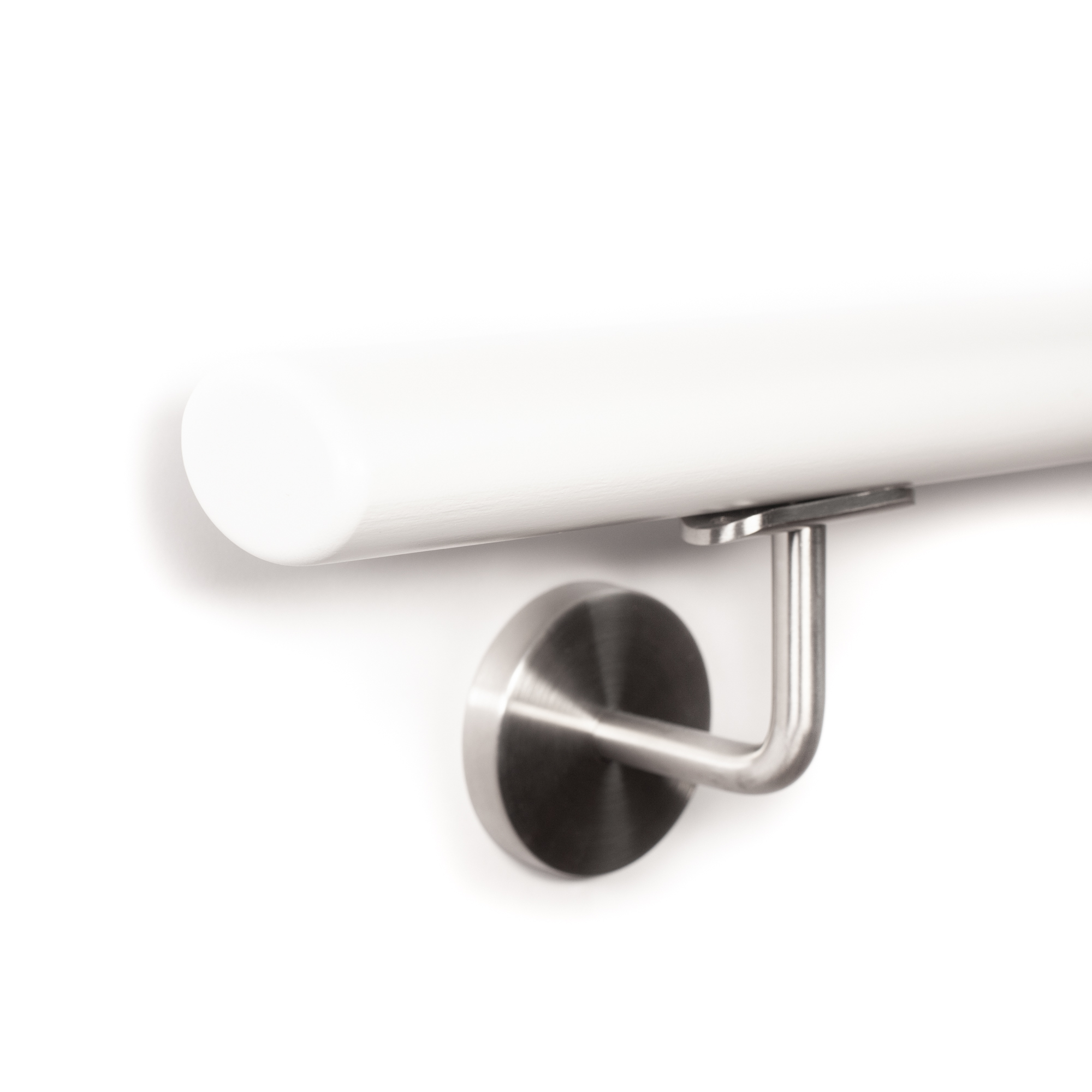 Main courante ovale en hêtre laqué blanc, extrémité arrondie en rayon, support inox, montage mural, gros plan