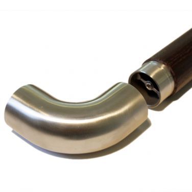 Embout à 90° en acier inoxydable pour main courante en bois de 42 mm devant une main courante ronde foncée avec raccord