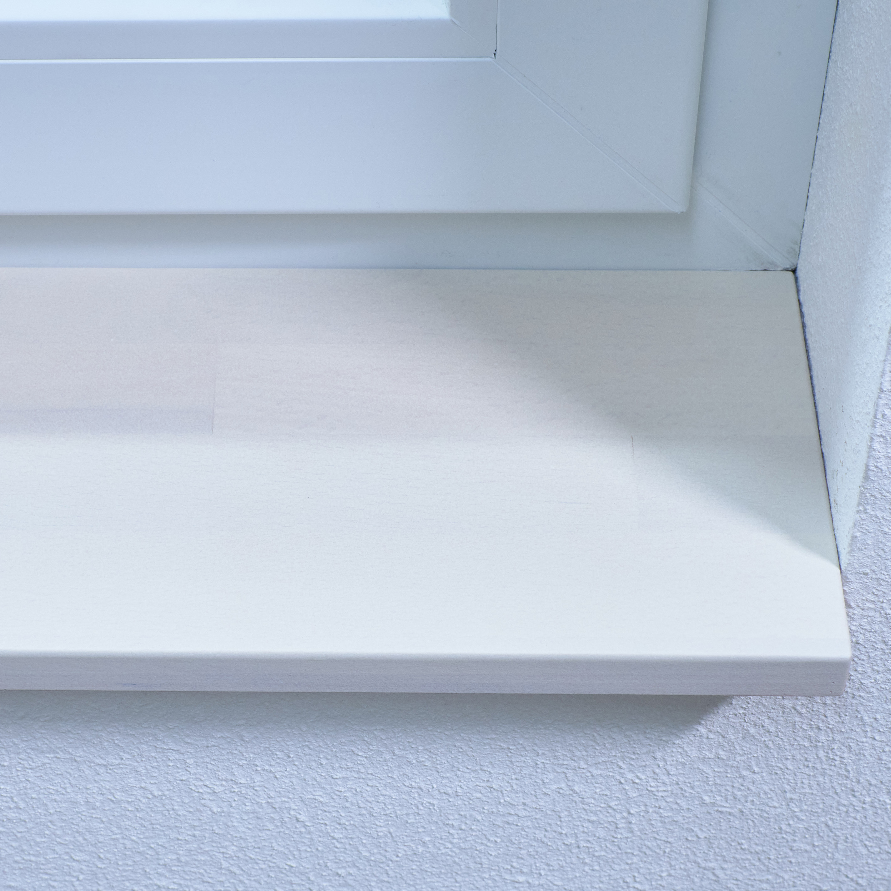 Appui de fenêtre en hêtre teinté blanc abouté, gros plan du chant avant avec veinage visible par transparence