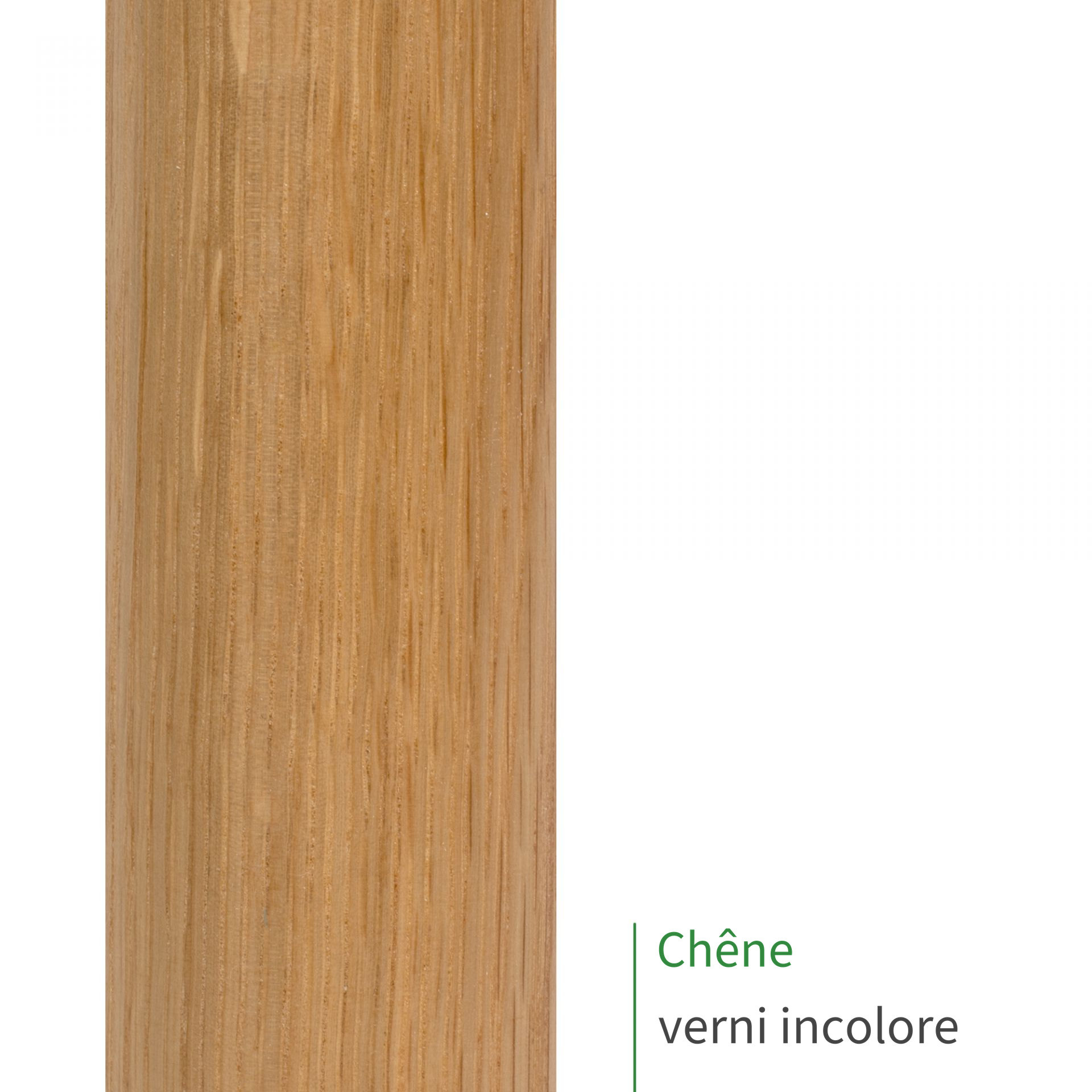 Main courante en chêne verni incolore : gros plan sur le bois doré satiné et son veinage droit, mention Chêne verni incolore