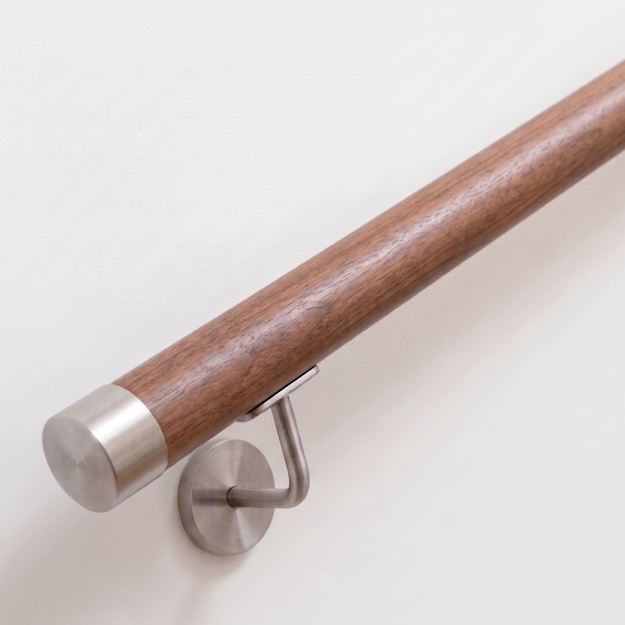 Main courante ronde en noyer avec pièces en acier inoxydable, Ø 42 mm | escalier, garde-corps, mur | sur mesure