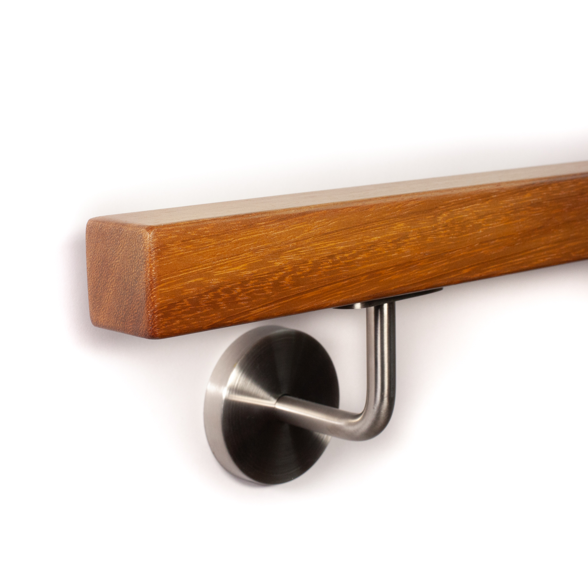Main courante carrée en iroko à extrémité arrondie sur support mural inox avec rosace, vue latérale sur fond blanc