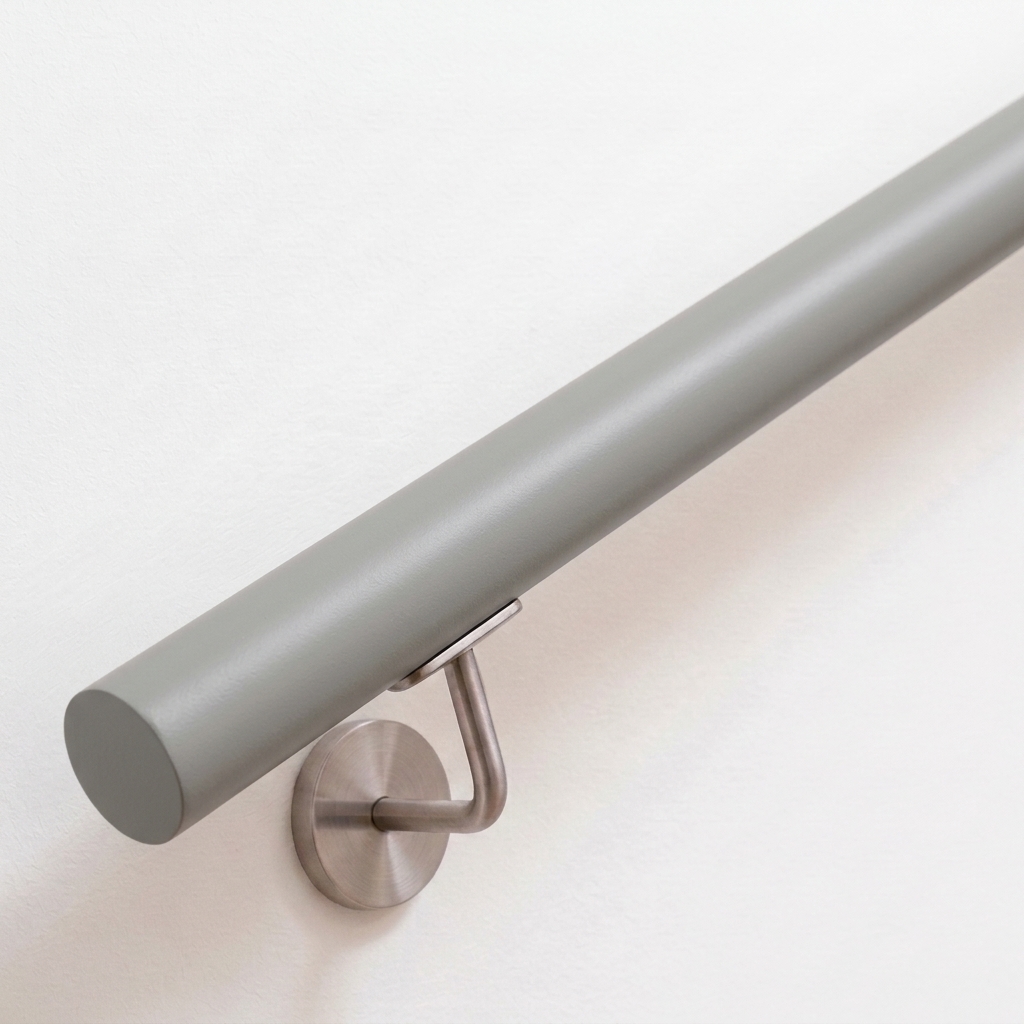 Main courante ronde en hêtre laquée gris avec support inox sur mur blanc, extrémité droite, vue oblique de dessus