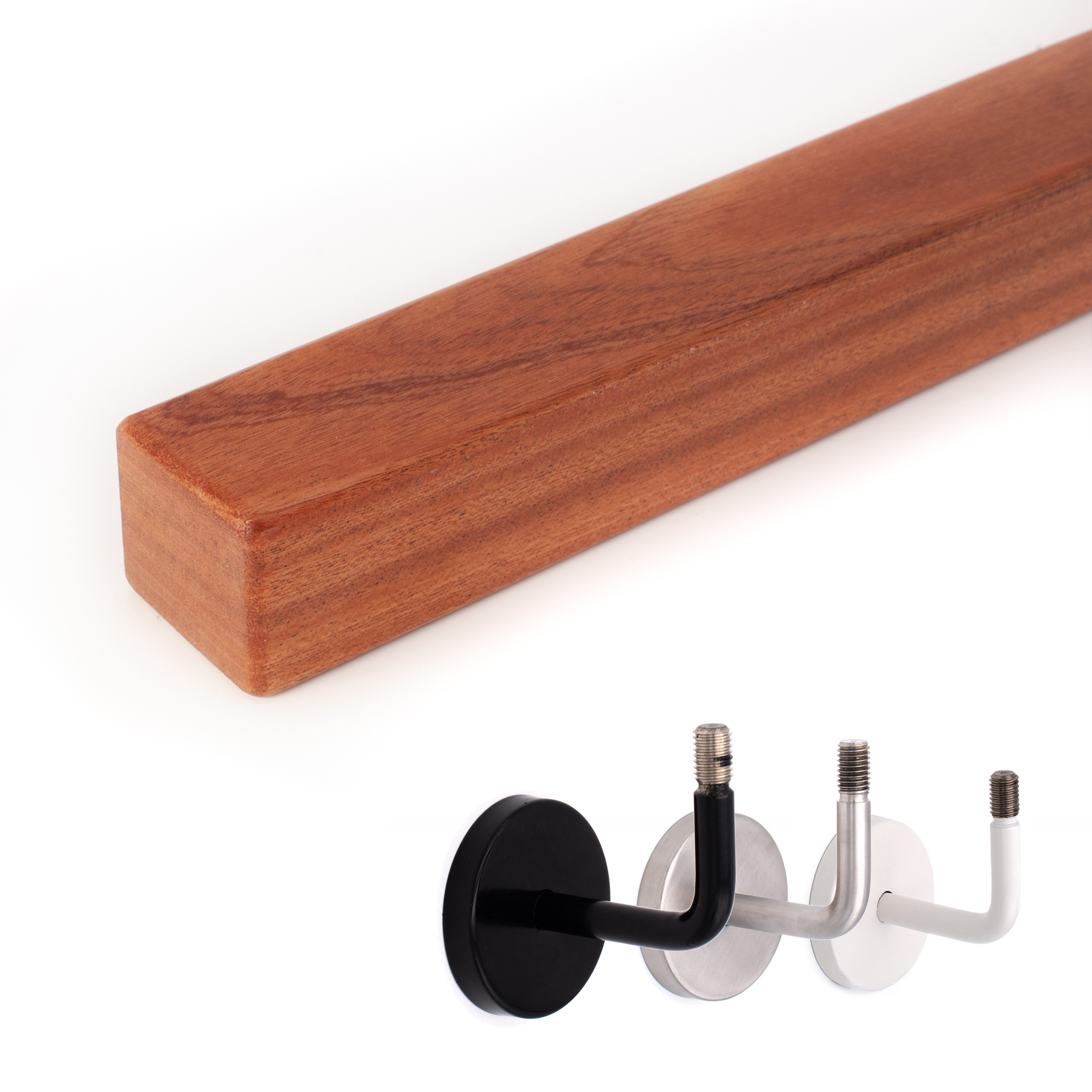 Main courante carrée en acajou aux arêtes arrondies, en dessous trois supports muraux au choix : noir, inox et blanc