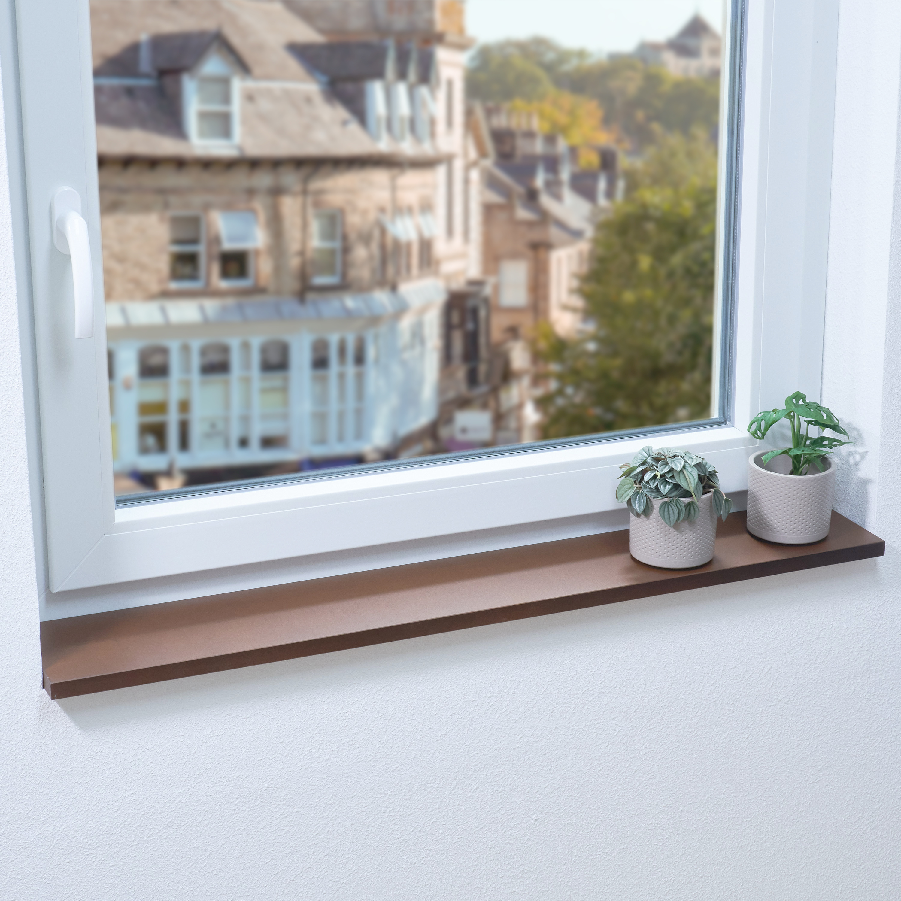 Appui de fenêtre en bois massif marron sur fenêtre blanche avec deux plantes en pot, vue sur la ville, surface brun foncé