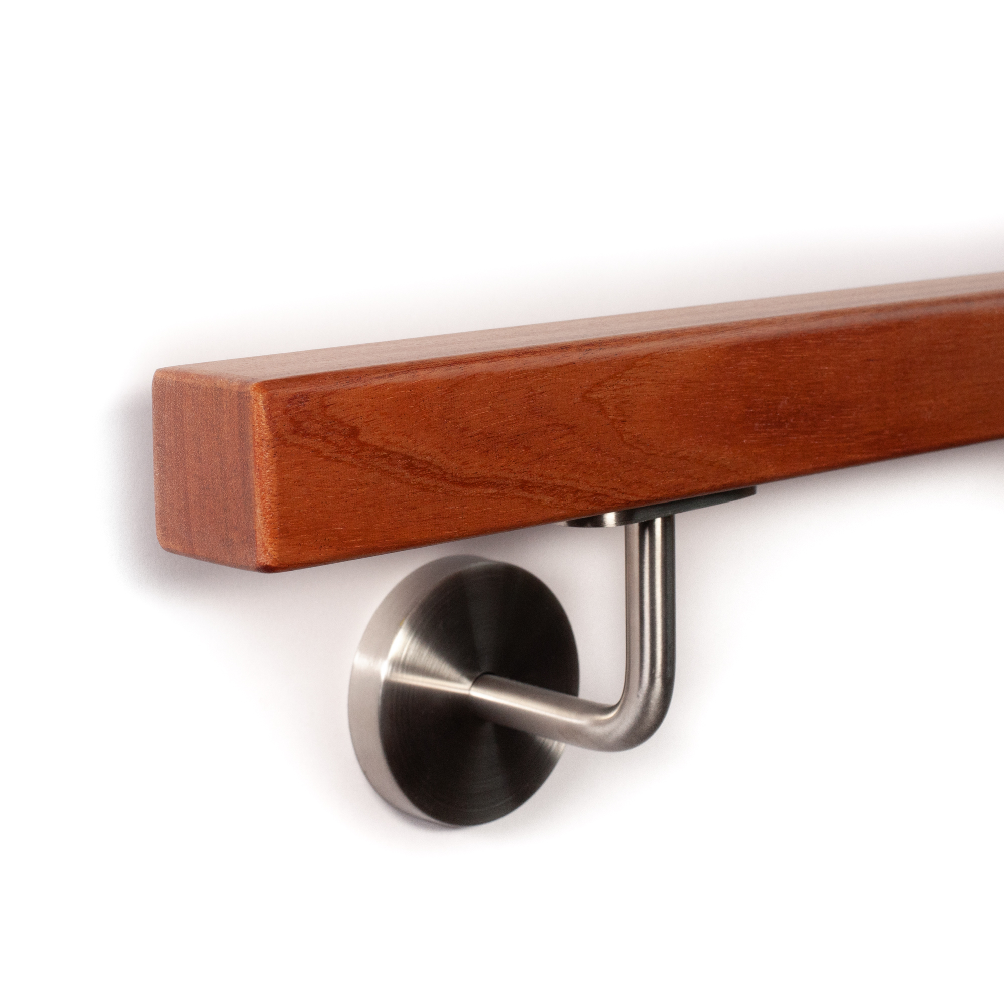 Main courante carrée en acajou aux arêtes arrondies en extrémité et support mural inox, bois brun rouge