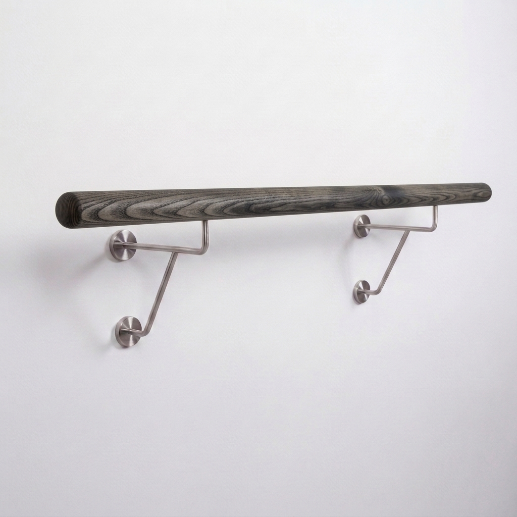 Barre de ballet en frêne lasuré noir au veinage visible, deux doubles supports muraux inox, détourée