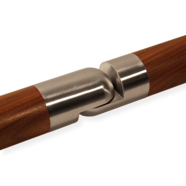 Raccord inox à angle réglable monté entre deux mains courantes rondes en bois, assemblage droit à 180°, gros plan