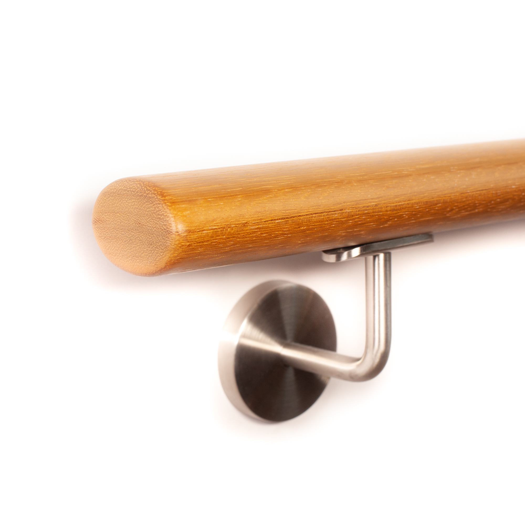Main courante ovale en iroko à extrémité arrondie sur support mural inox avec rosace, vue latérale sur fond blanc