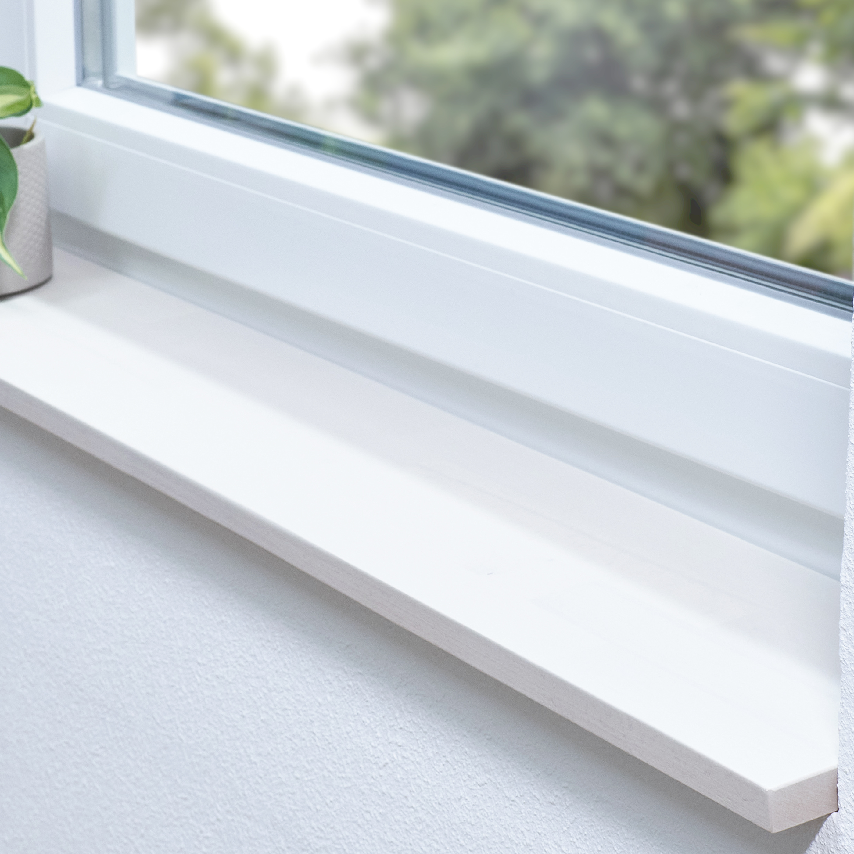 Appui de fenêtre en hêtre teinté blanc abouté sur mesure, appui blanc dans une niche devant une fenêtre blanche