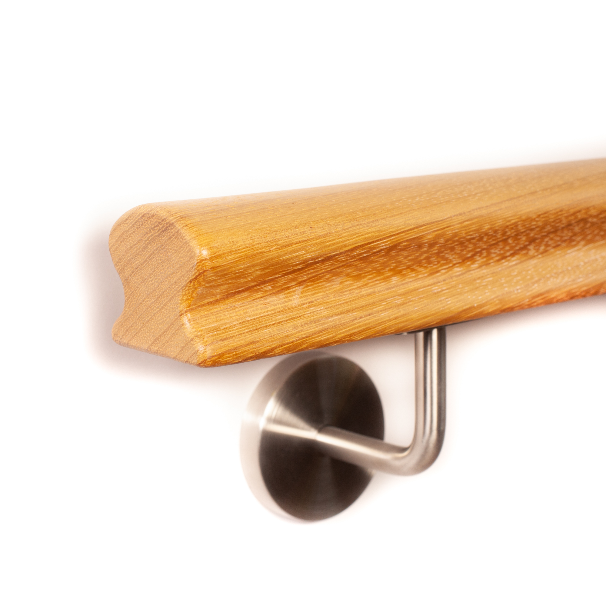Main courante Omega en iroko à extrémité arrondie sur support mural inox avec rosace, vue latérale sur fond blanc