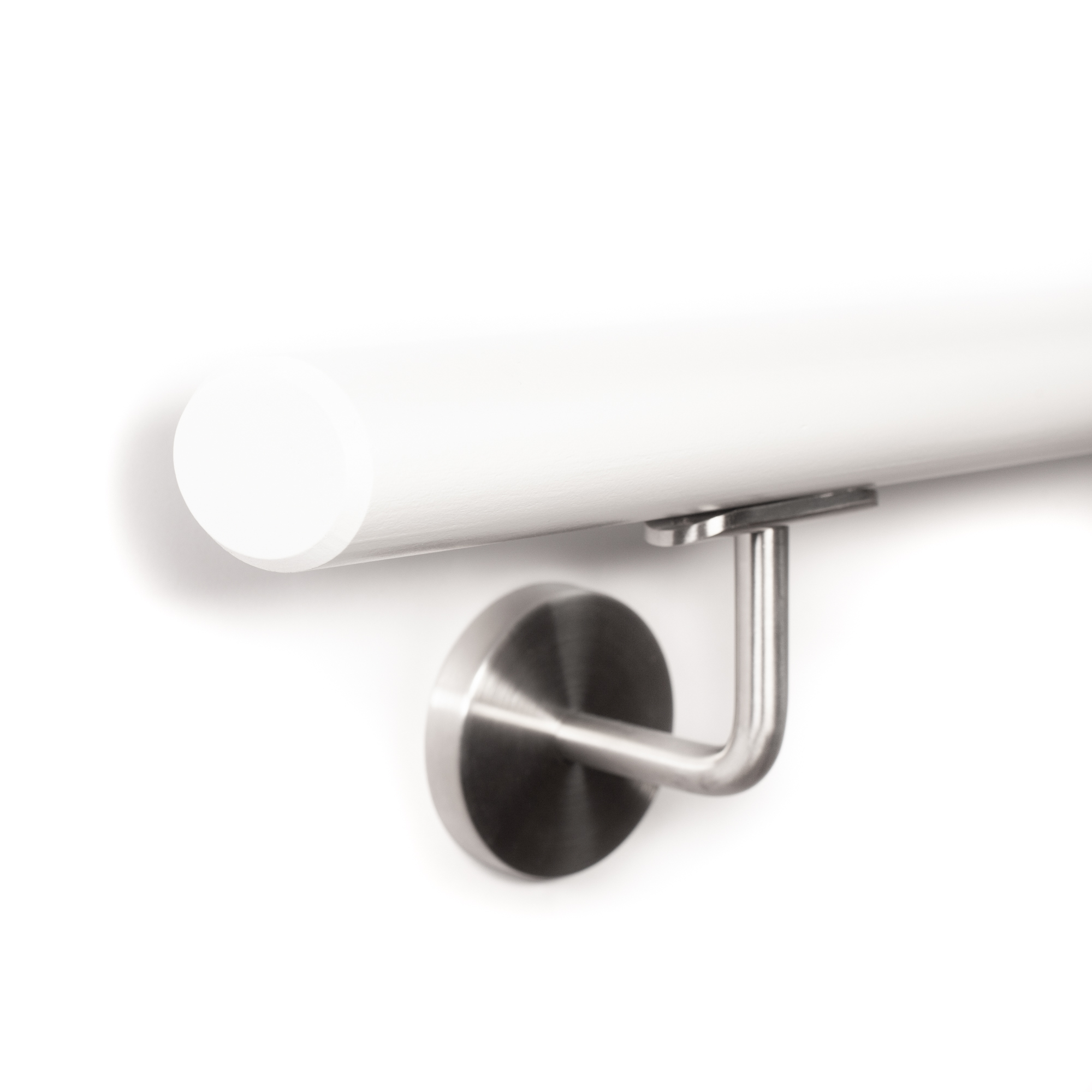 Main courante ovale en hêtre laqué blanc, extrémité avec chanfrein de 3 mm, support inox, montage mural, gros plan