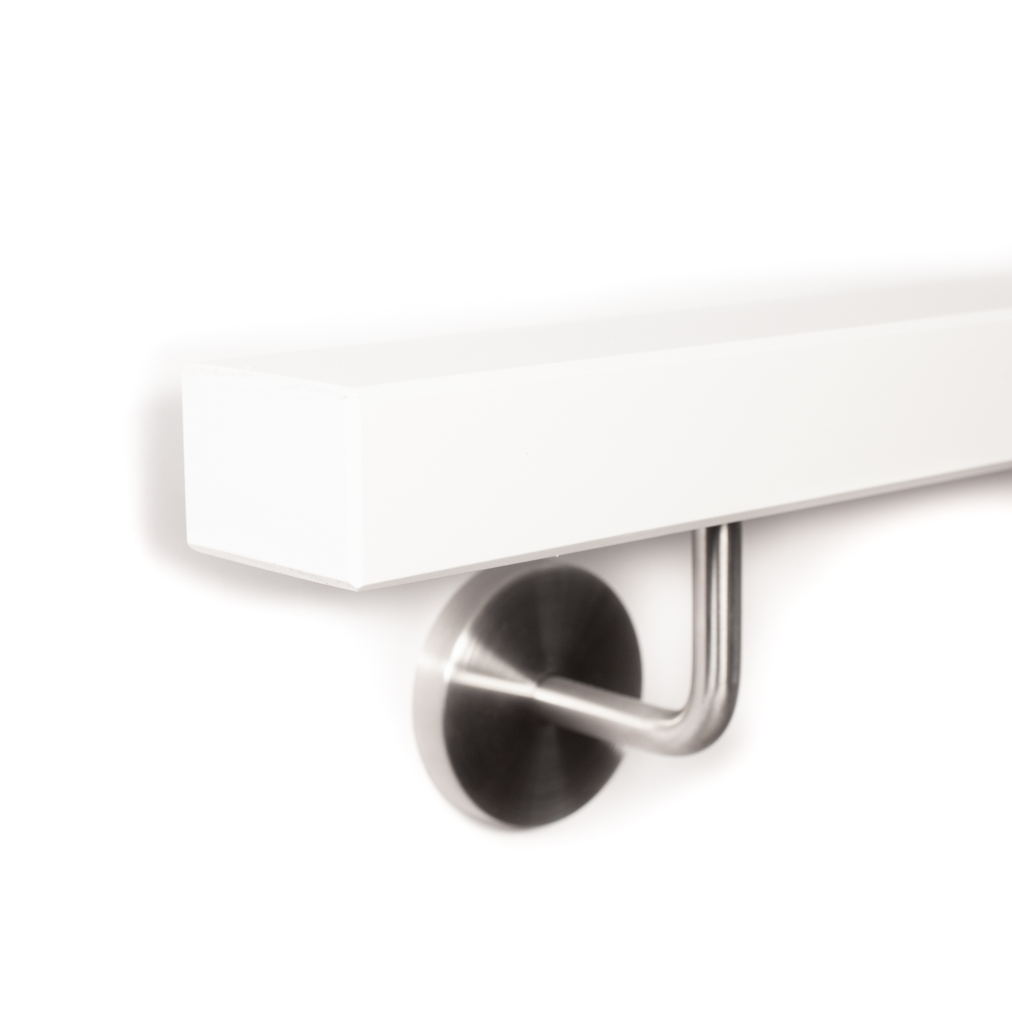 Main courante rectangulaire en hêtre blanc posée à plat avec support inox, extrémité chanfreinée sur les arêtes