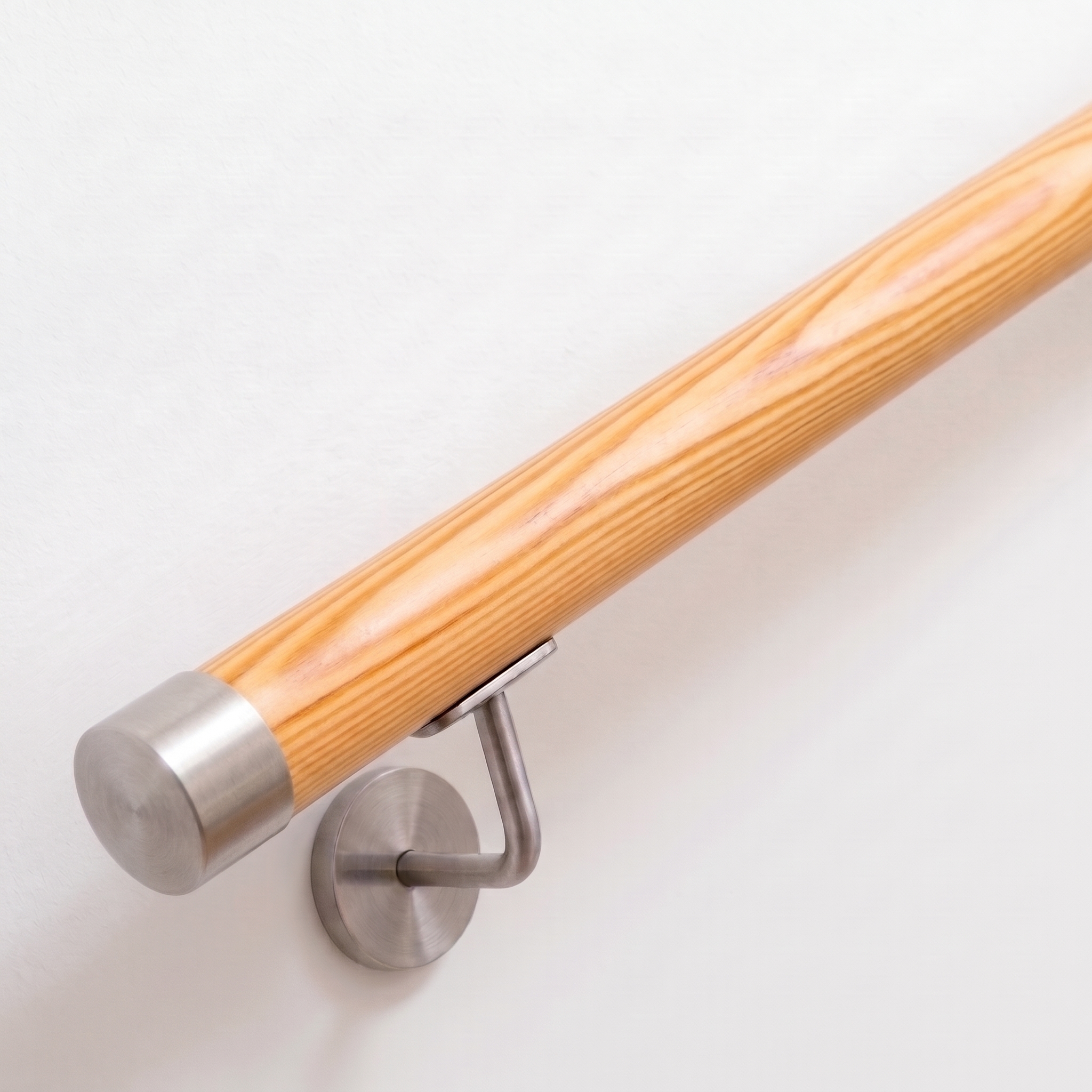 Main courante ronde en pin avec pièces en acier inoxydable, Ø 42 mm | escalier, garde-corps, mur | sur mesure