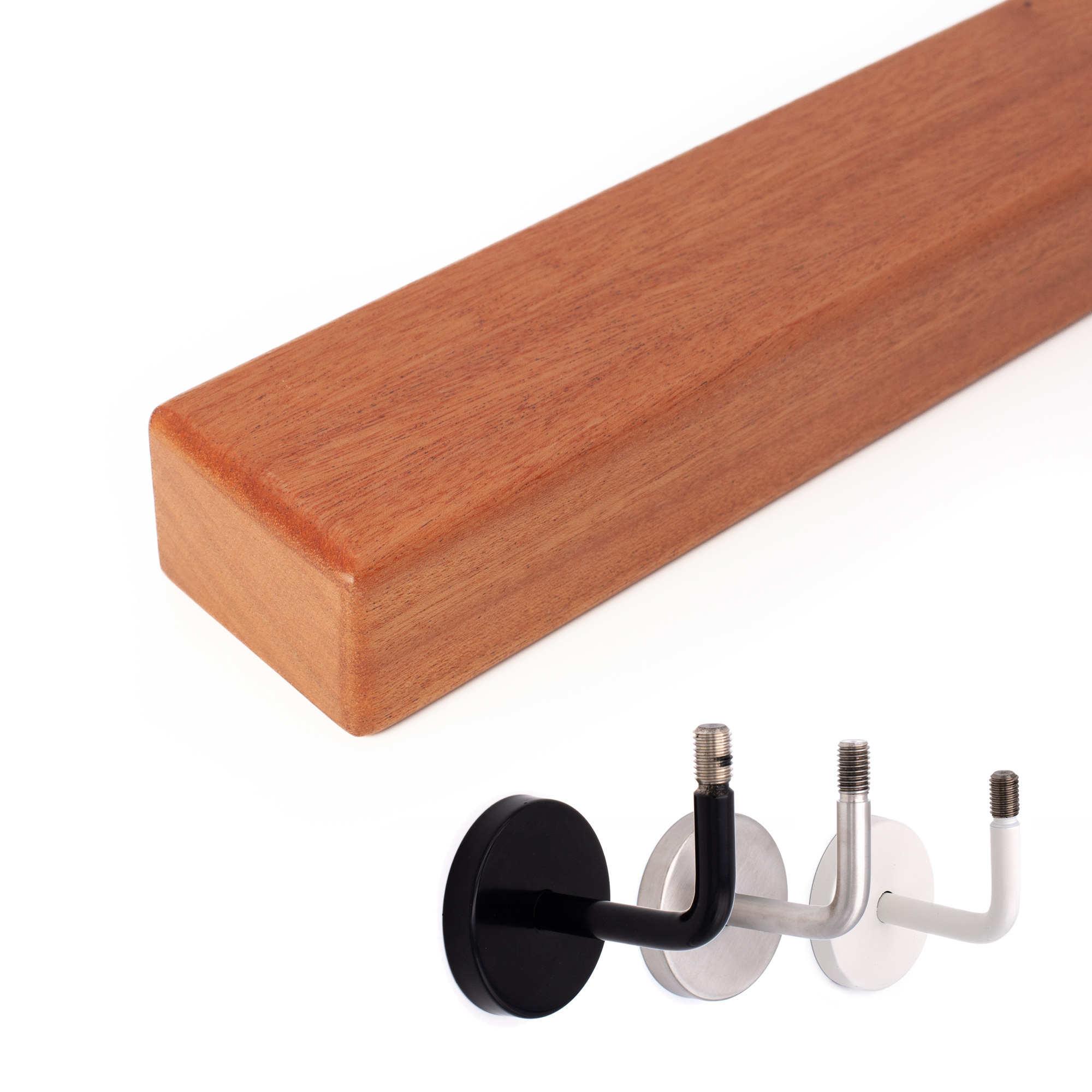 Main courante rectangulaire en merisier à extrémité droite, en dessous trois supports muraux : noir, inox et blanc