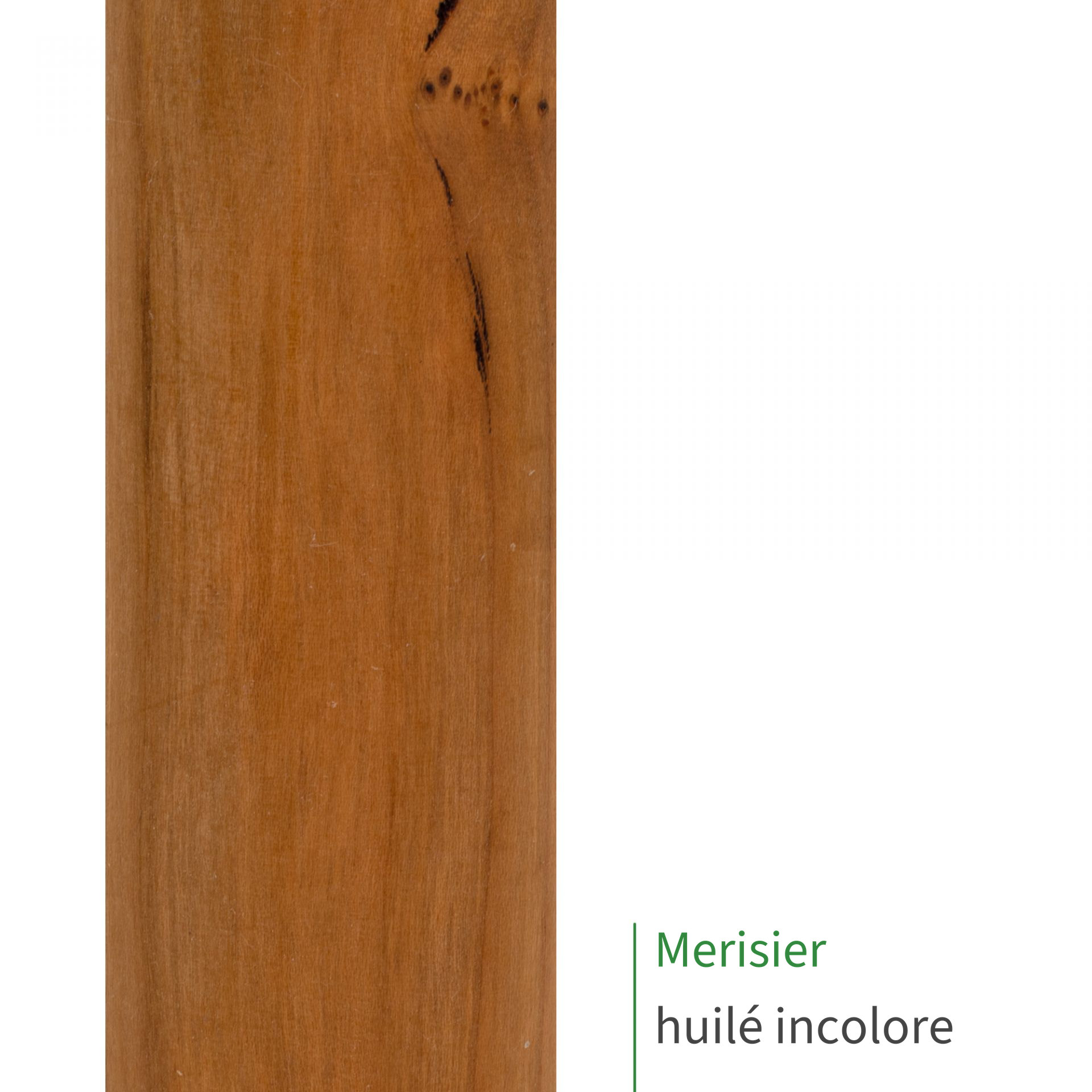 Main courante en merisier huilé incolore : gros plan sur le bois brun orangé et son veinage, mention Merisier huilé incolore