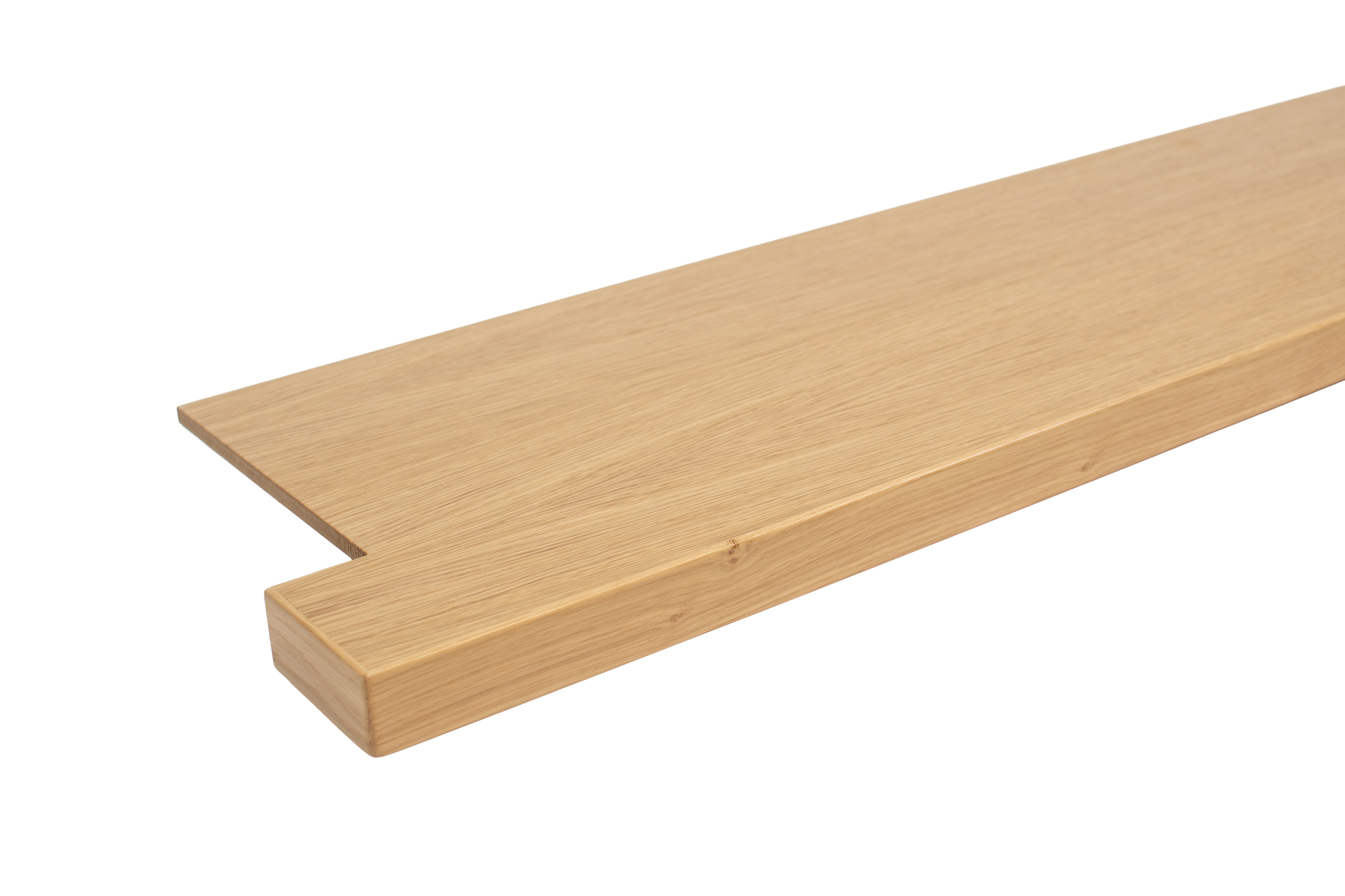 Appui de fenêtre de rénovation en chêne naturel, détail du chant avant à profil coudé et de l'embout latéral